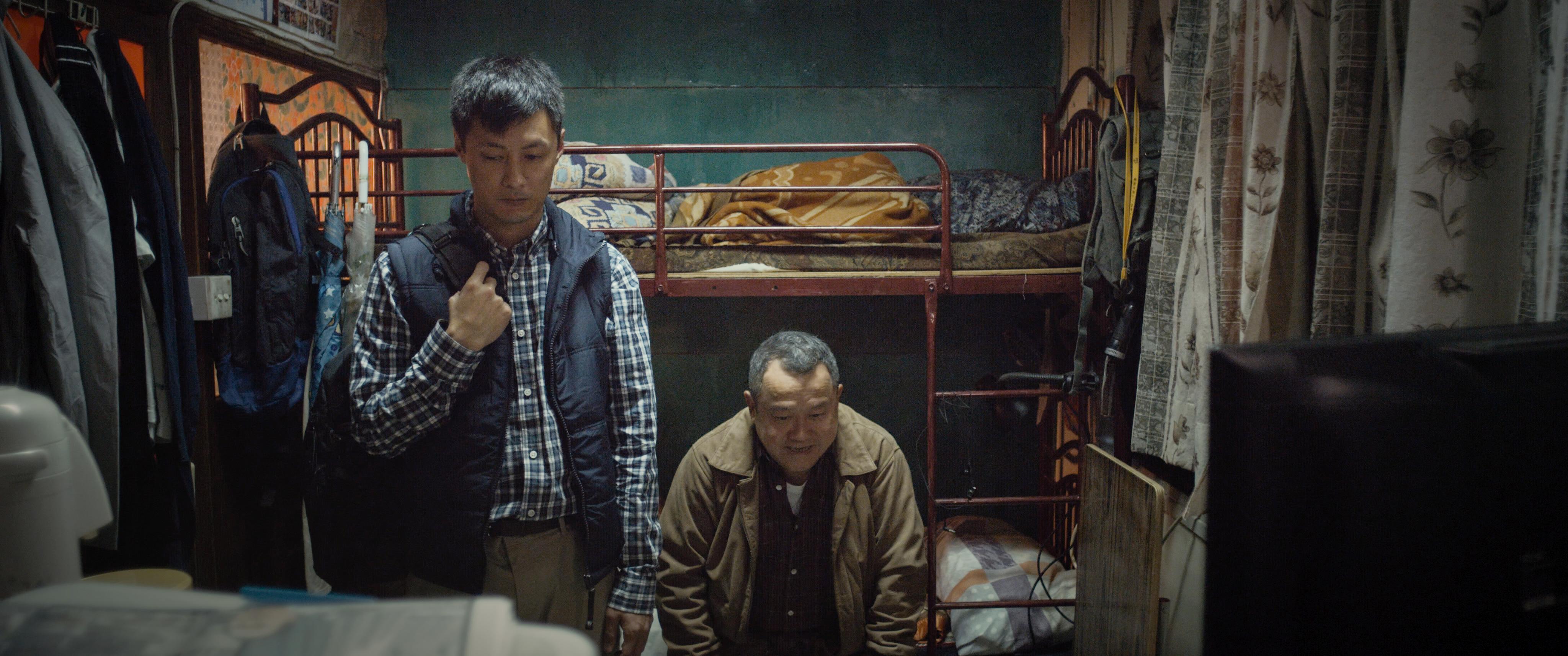 余文樂（左）、曾志偉在《一念無明》飾演疏離多年，卻不得不一起生活的父子，電影結尾的情感大爆發，讓觀眾為之動容。