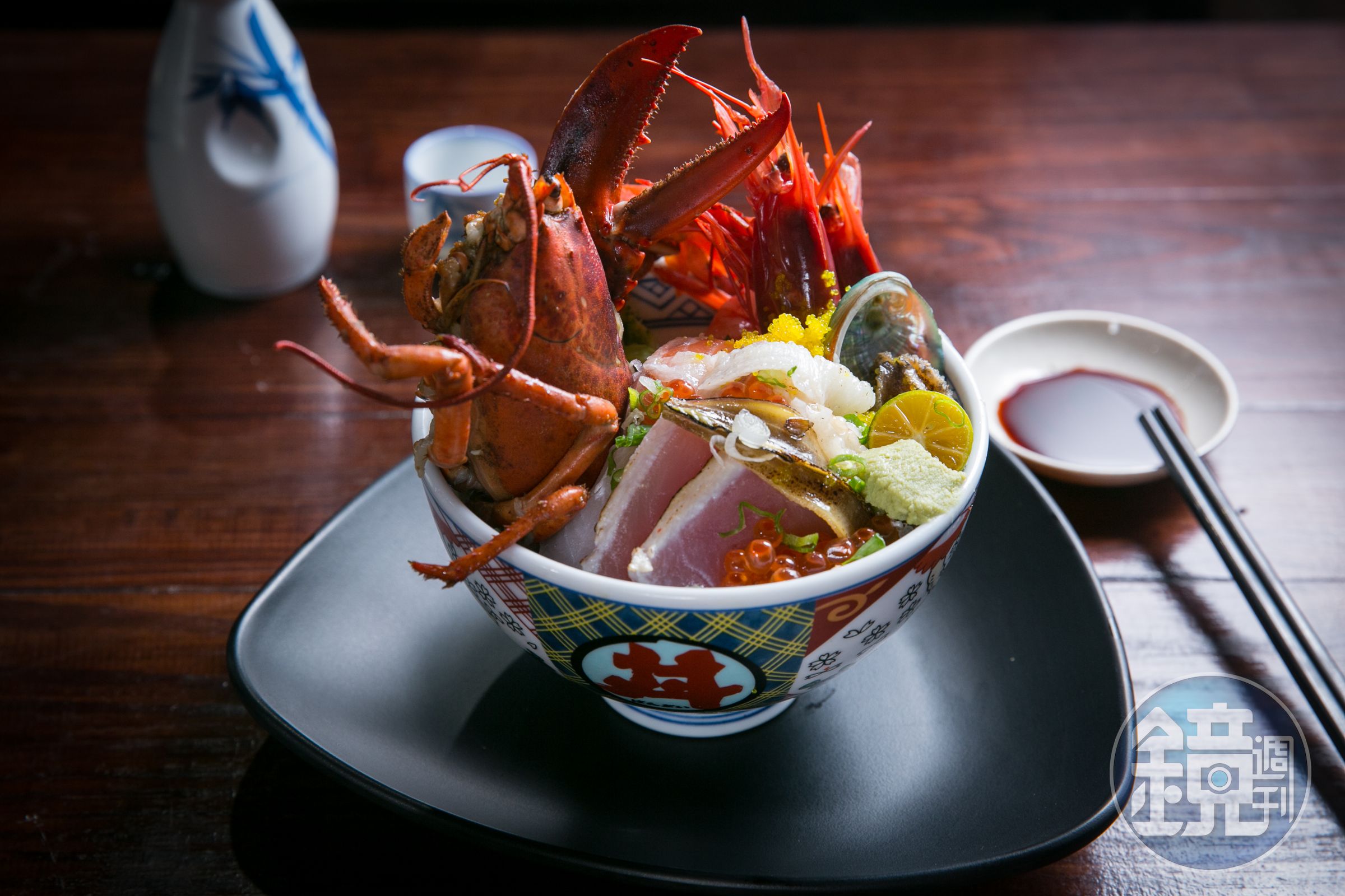 招牌波龍丼料多豐富，海鮮滿到溢出碗外。（690元／份）