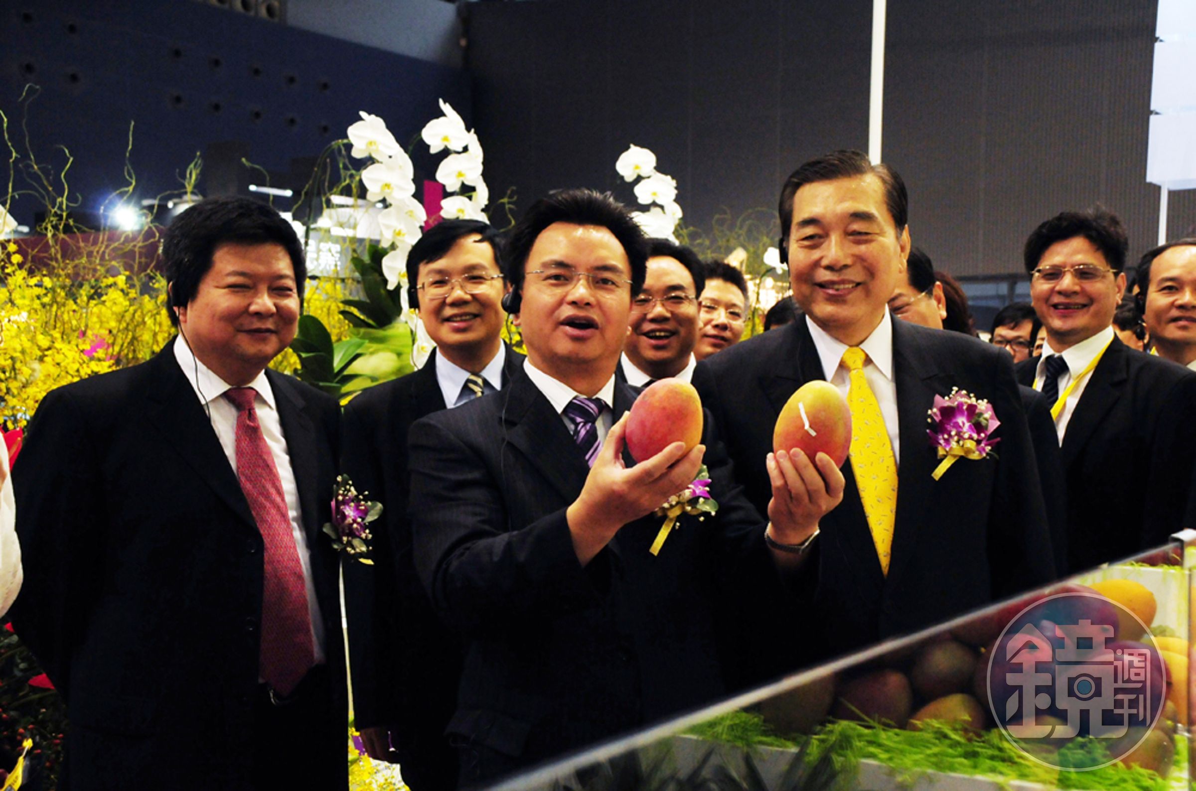 中國地方政府配合政策相當捧場，時任廣州市長萬慶良對台灣芒果讚不絕口。（外貿協會提供）
