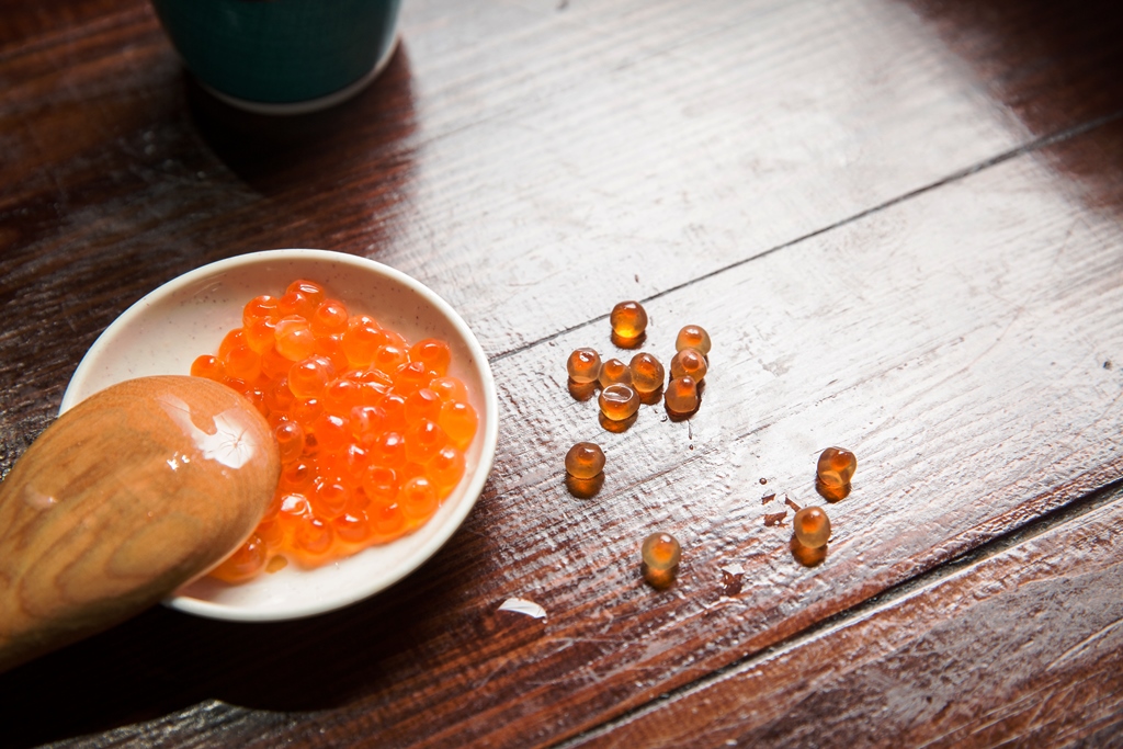 不只生魚片可以染色，還有鮭魚卵是以食品添加劑合成