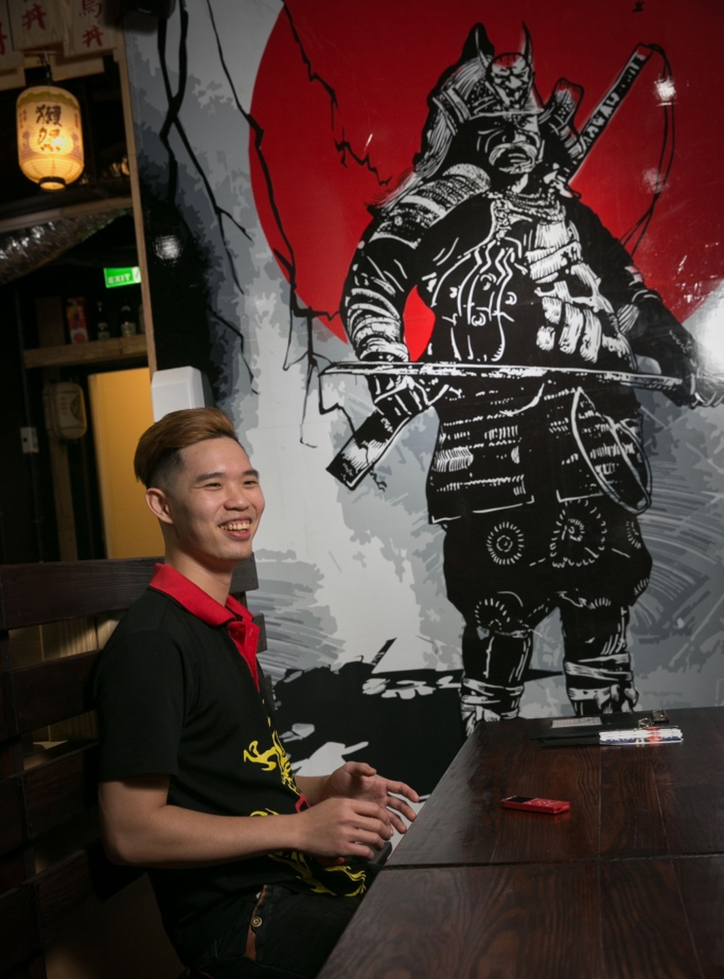 沈子豪24歲開丼飯店「丼賞和食」，他說就算市面上有廉價的色素生魚片和合成鮭魚卵，但簡單幾招就能辨別。