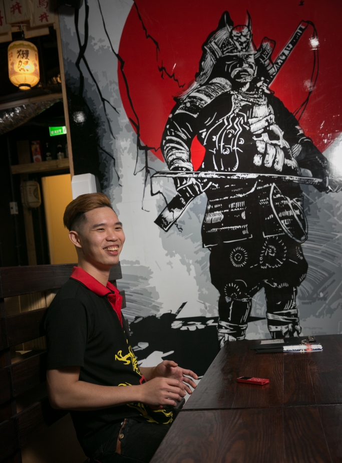 沈子豪24歲開丼飯店「丼賞和食」，他說就算市面上有廉價的色素生魚片和合成鮭魚卵，但簡單幾招就能辨別。