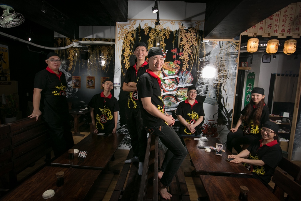 1992年次的沈子豪（左4），招募的員工也年輕，平均年齡24歲充滿活力，還用手機照片代替沒到場的同事入鏡。