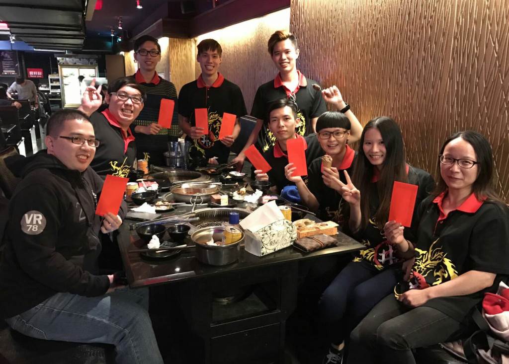 每個月業績達標,沈子豪(站立者右1)都會發放分紅獎金。(沈子豪提供)