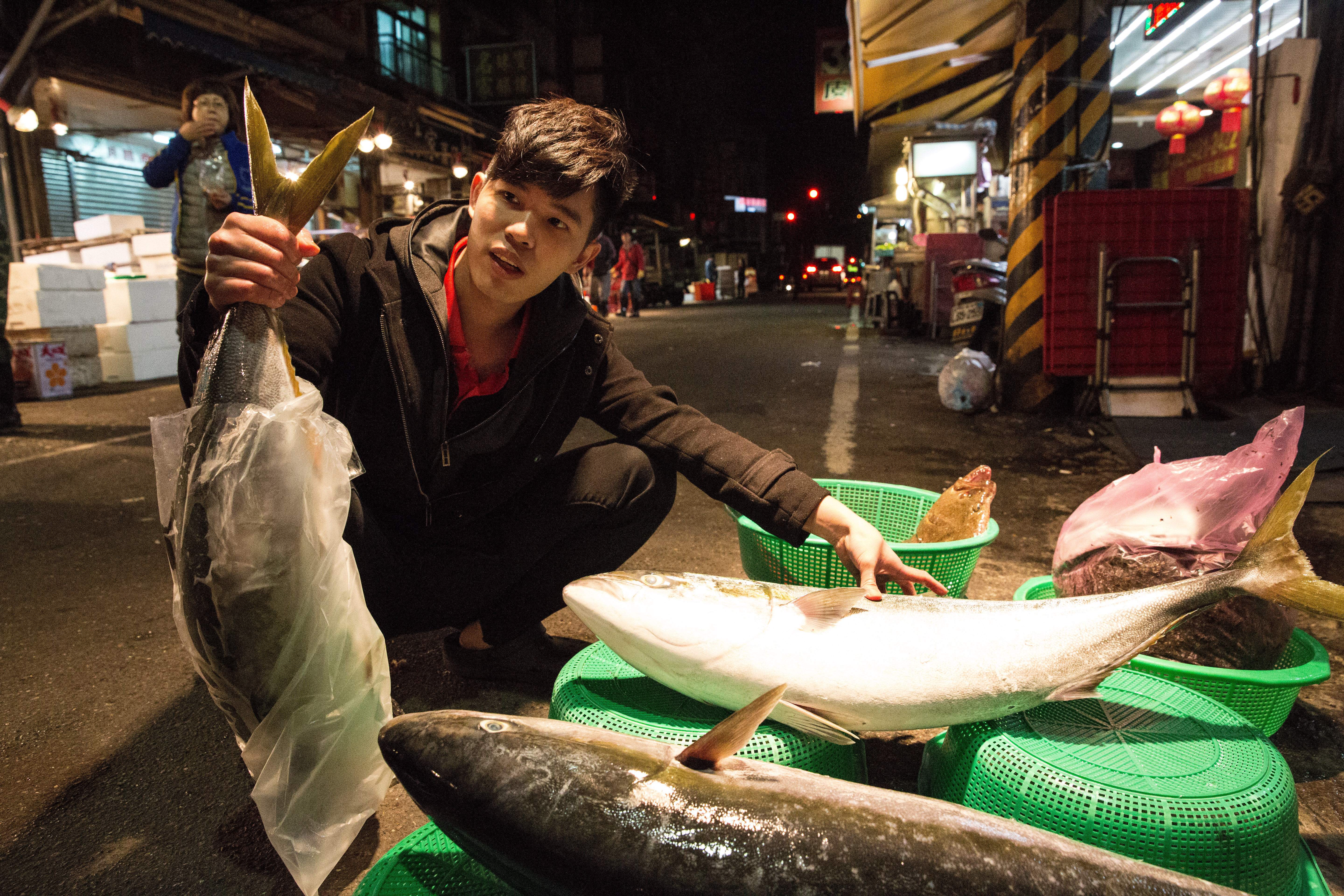 沈子豪每週都上基隆崁仔頂漁市採購漁獲，根據時令海鮮變換菜色內容。