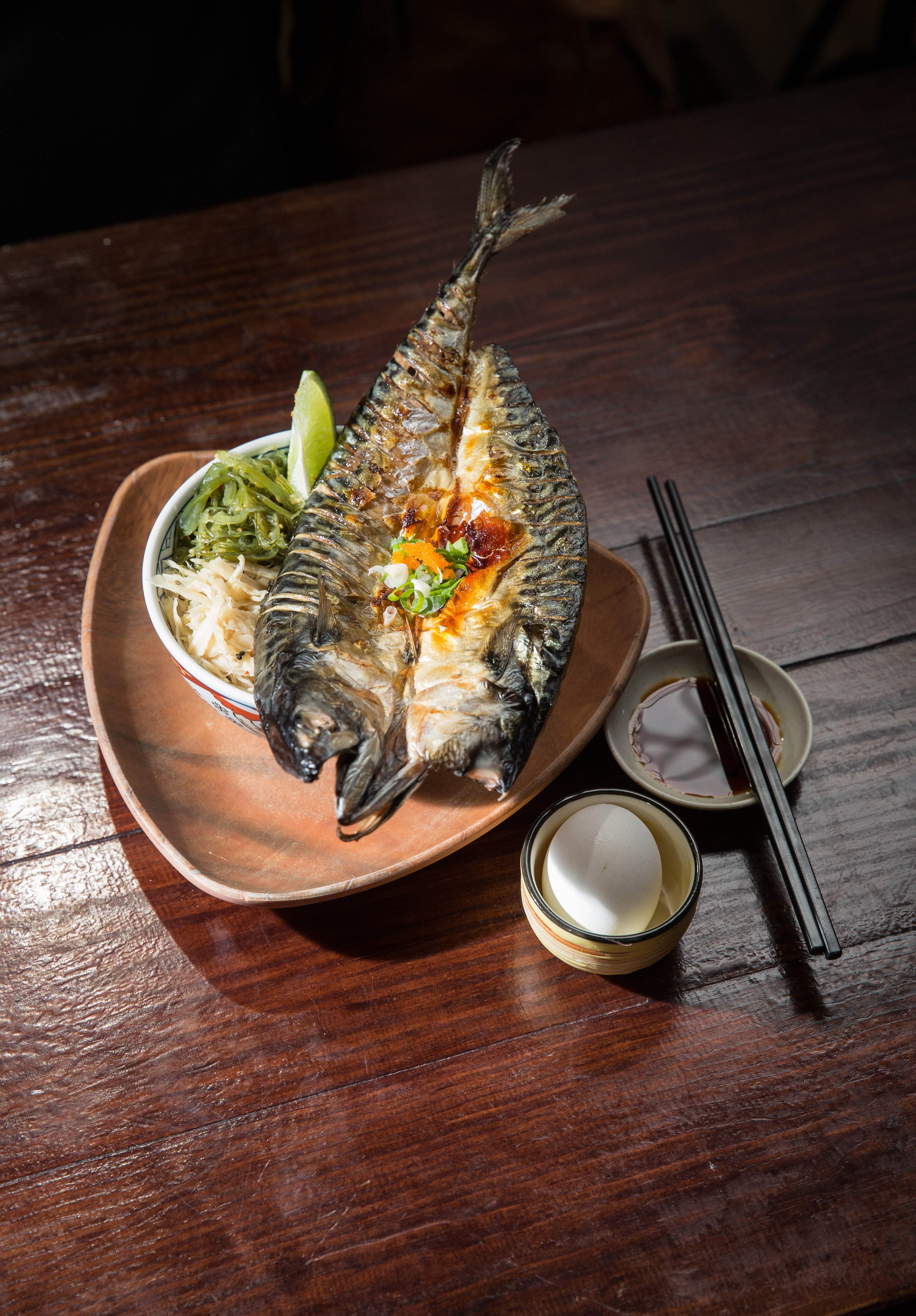 2016年沈子豪在台北南京東路開丼飯店，主打料多澎湃的親民價格，整尾的鯖魚丼大隻到碗都裝不下。（自慢鯖魚丼190元/份）