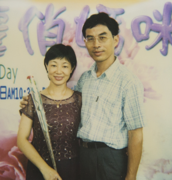 吳美麗跟曾永鴻讀屏東師專時彼此並不相識，兩人都進中洲國小教書後才又相認，成為無話不談的好朋友與好情人。
