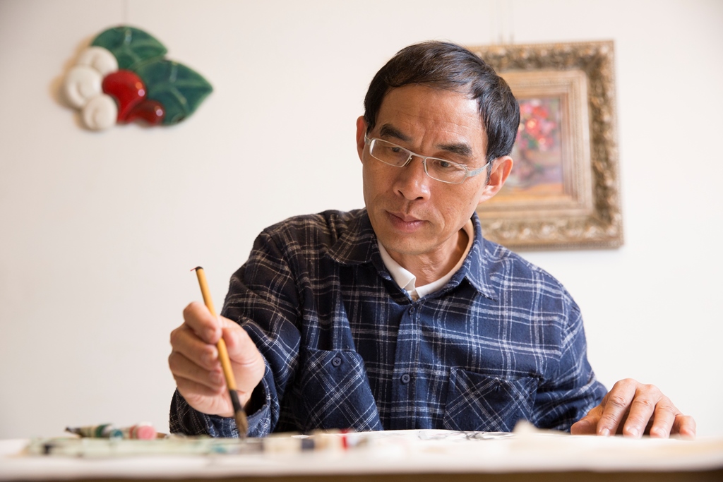 曾永鴻說以前的人情感比較內斂，拿紙筆寫字可以讓人心安定。