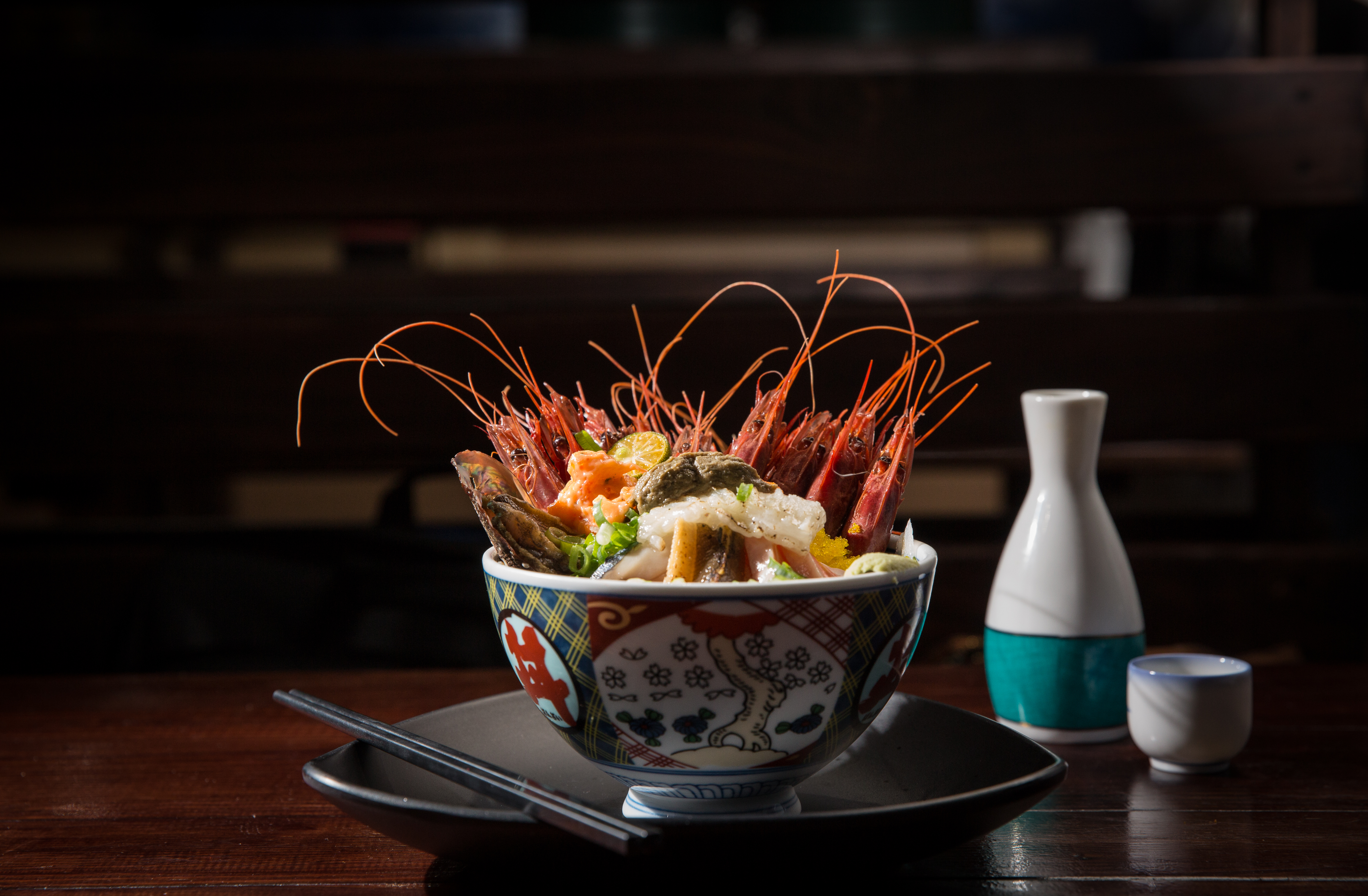 自慢武士丼裡包含10隻胭脂蝦、鮑魚、馬糞海膽等14種海鮮，料多澎湃。（590元／份）