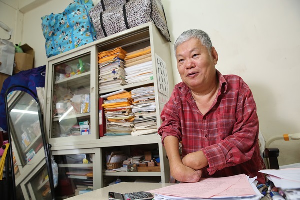 劉天富聊到豐富的感情經驗臉上充滿自信，他說：愛情要自我迷戀才能去追求別人。