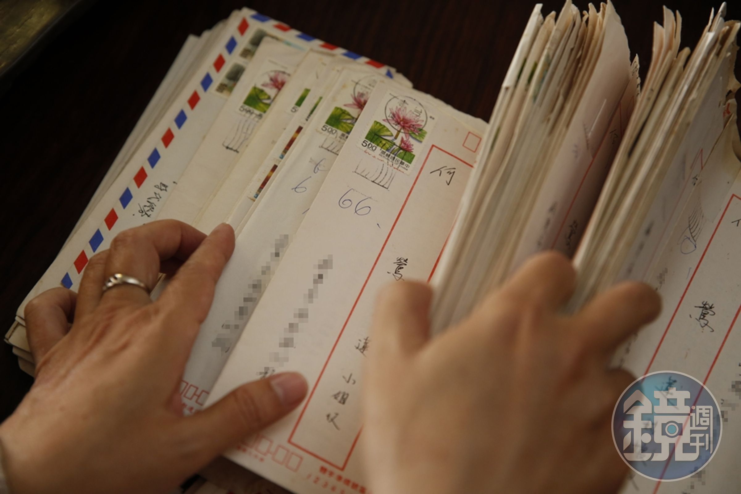 江屏的太太把他們相戀以來寫的信按日期編號收納整齊。