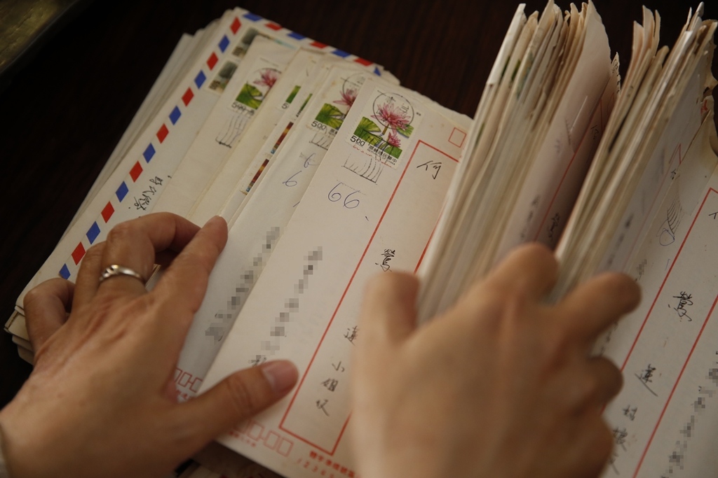 江屏的太太把他們相戀以來寫的信按日期編號收納整齊。