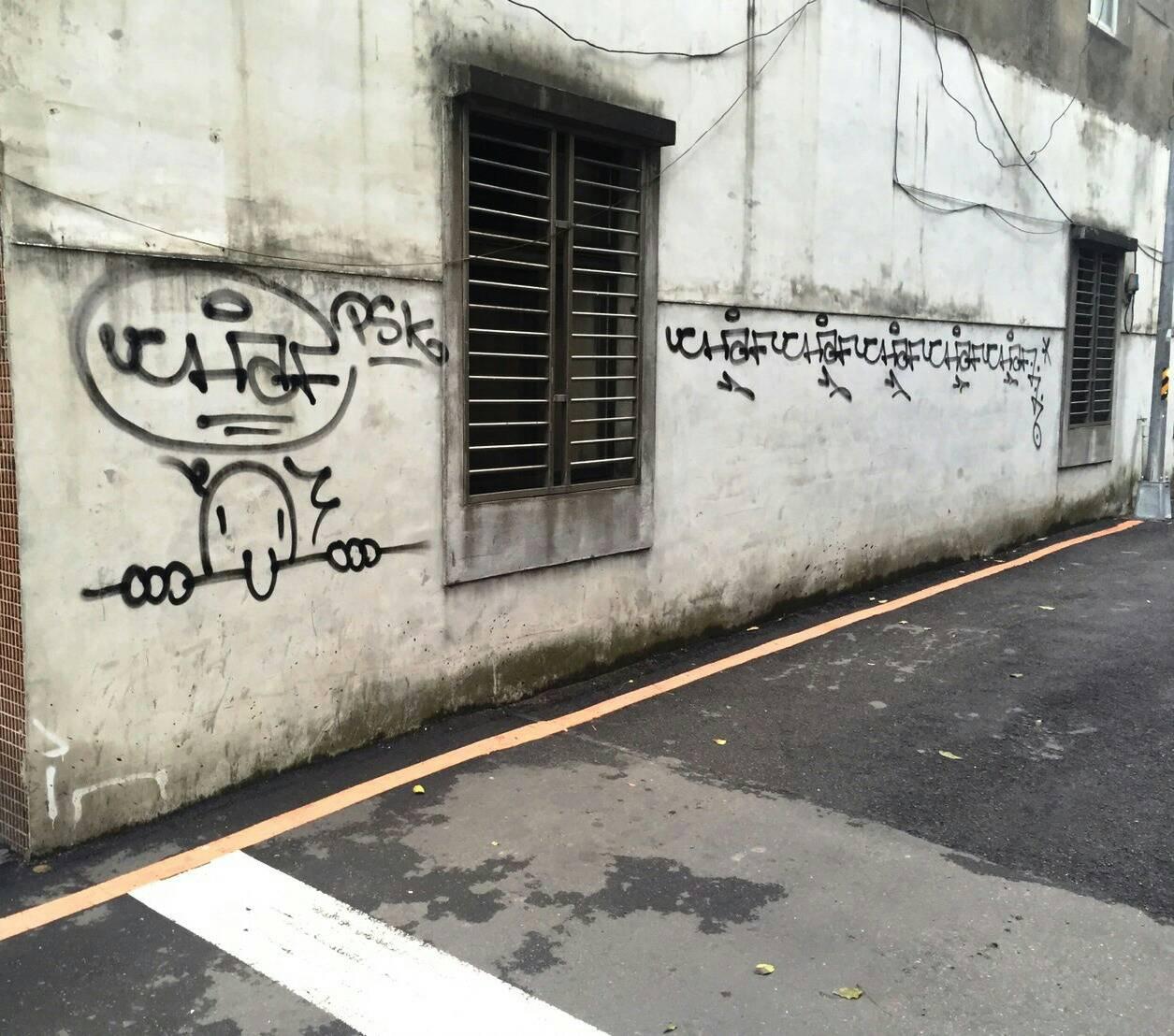 木新路日前出現塗鴉怪客，挑在下雨的深夜在店家門口噴漆。