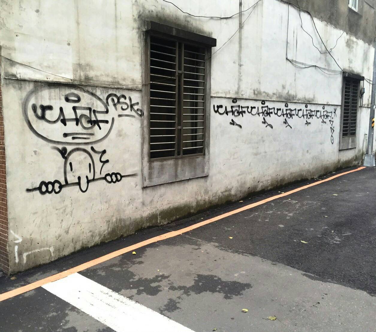 木新路日前出現塗鴉怪客，挑在下雨的深夜在店家門口噴漆。