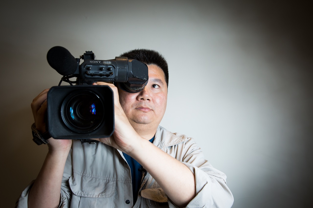 李惠仁出身電視台攝影記者,有著鍥而不捨追查真相的新聞魂。