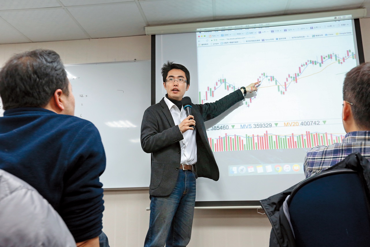 雷浩斯專注股票基本面，發現簡單透過自有現金流量及股東權益報酬率，就能初步找出價值股。