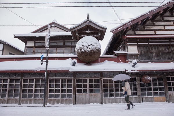 黑石市中町的「こみせ通」完整保留江戶時代街景。