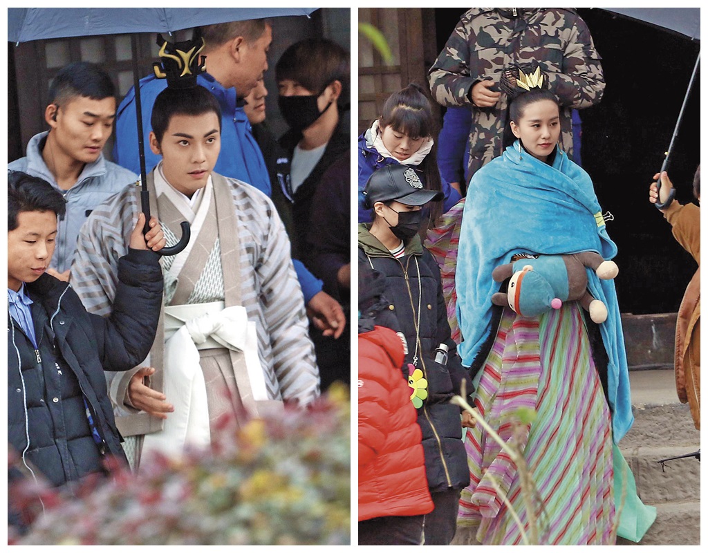 陳偉霆被工作人員團團圍住走出片場，神情呆滯盯著前方，似乎是日夜趕戲造成的結果；劉詩詩裹著大毛毯走下階梯，身旁工作人員幫她撐傘，對她呵護備至。（讀者提供）