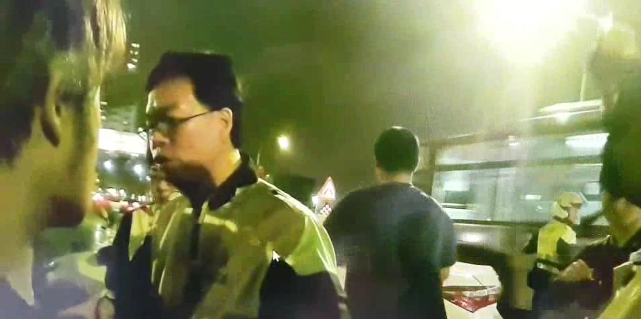 新海派出所所長陳國裕率領優勢警力抵達現場，將3人帶回偵訊。