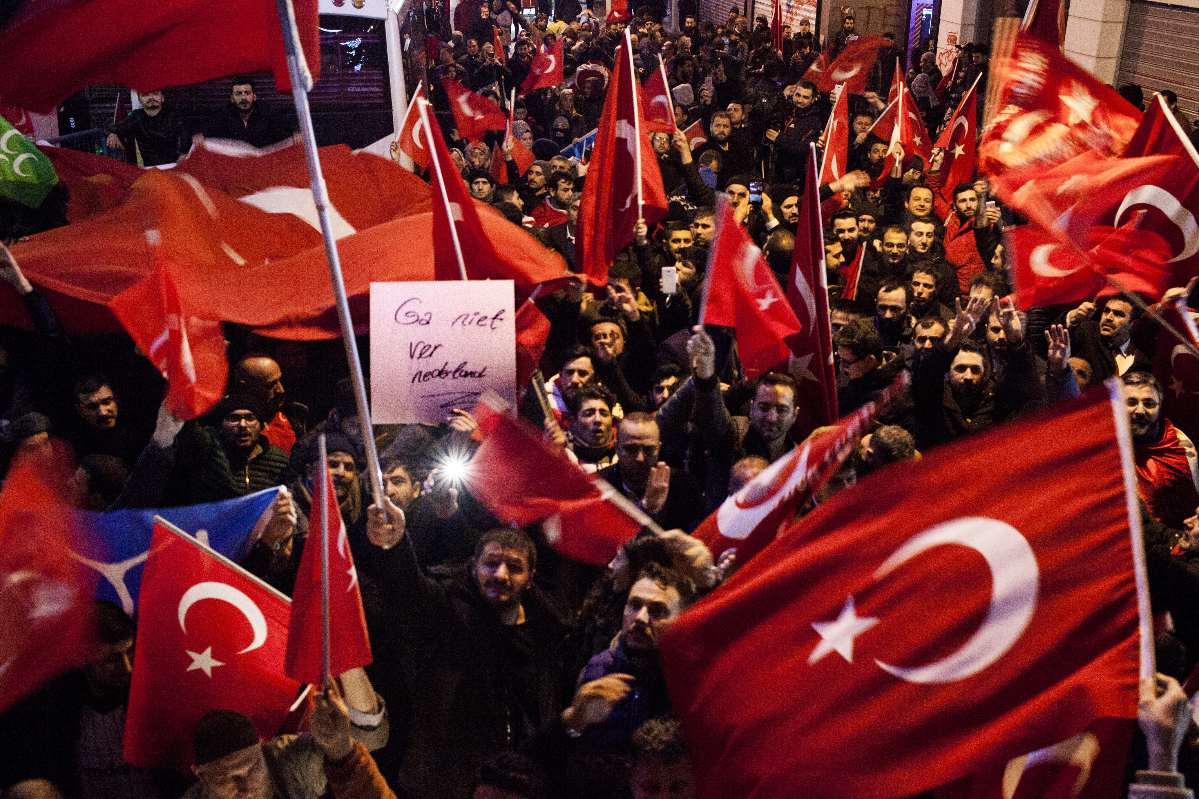 2017年3月12日，土耳其民眾聚集在伊斯坦堡荷蘭領事館外抗議土國部長遭拒絕入境。（東方IC）