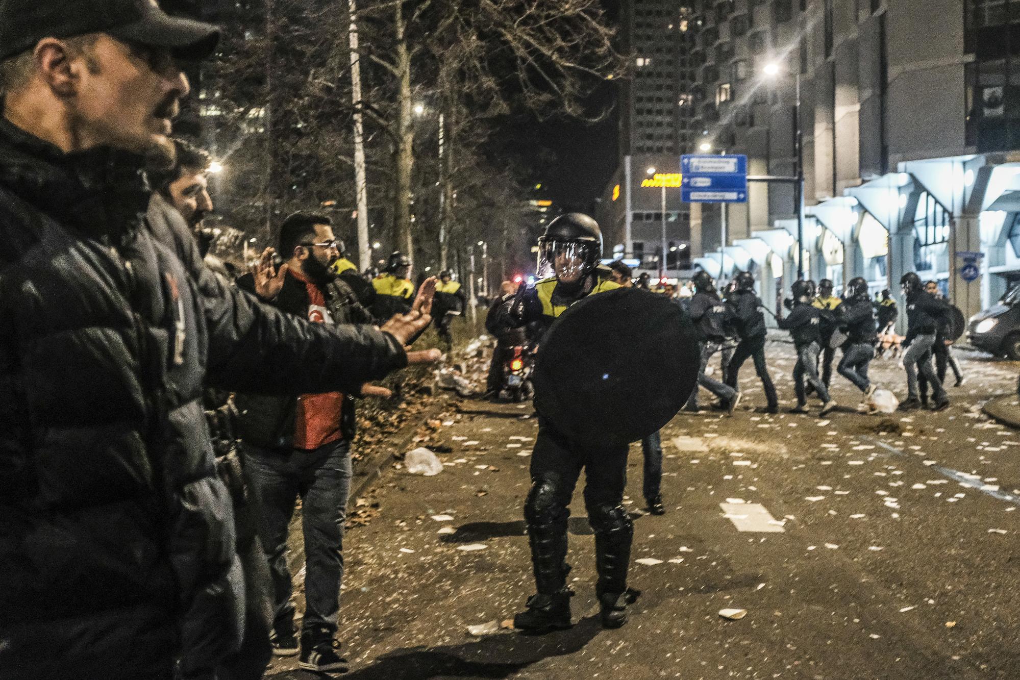 荷蘭拒絕土耳其外長入境，引發鹿特丹土耳其領事館外的示威抗議。荷蘭警方以警盾隔開抗議民眾。（東方IC）