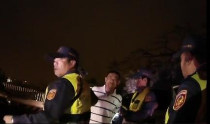 員警深夜於壽山忠烈祠巡邏，逮獲一對車內藏有槍毒的情侶。