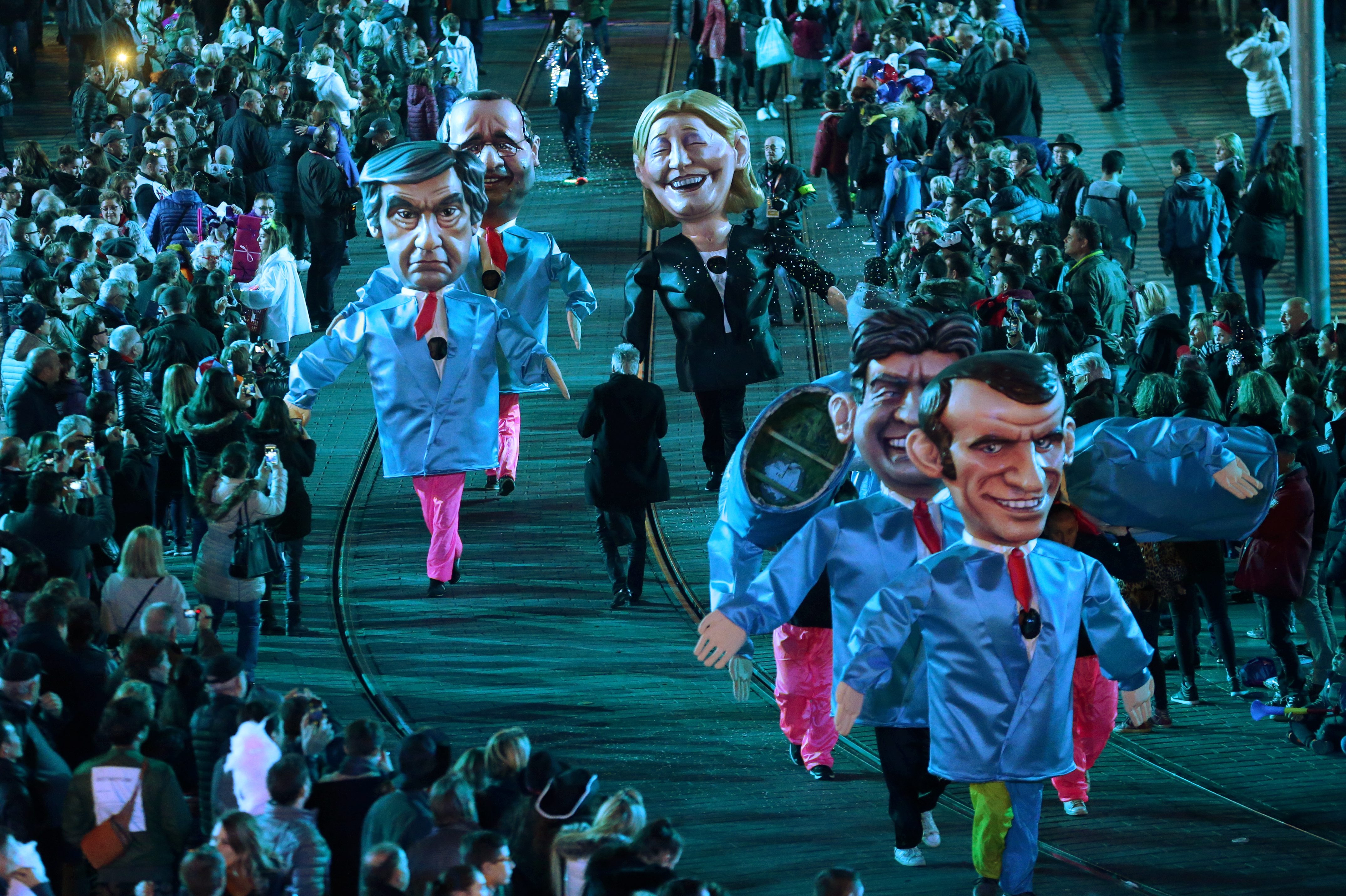 2月間法國尼斯的嘉年華遊行，圖為以法國政治人物為雛形的巨大人偶，前一為中間派的馬克宏，左一是共和黨的費雍，唯一女性是極右派的瑪琳勒朋。（東方IC）