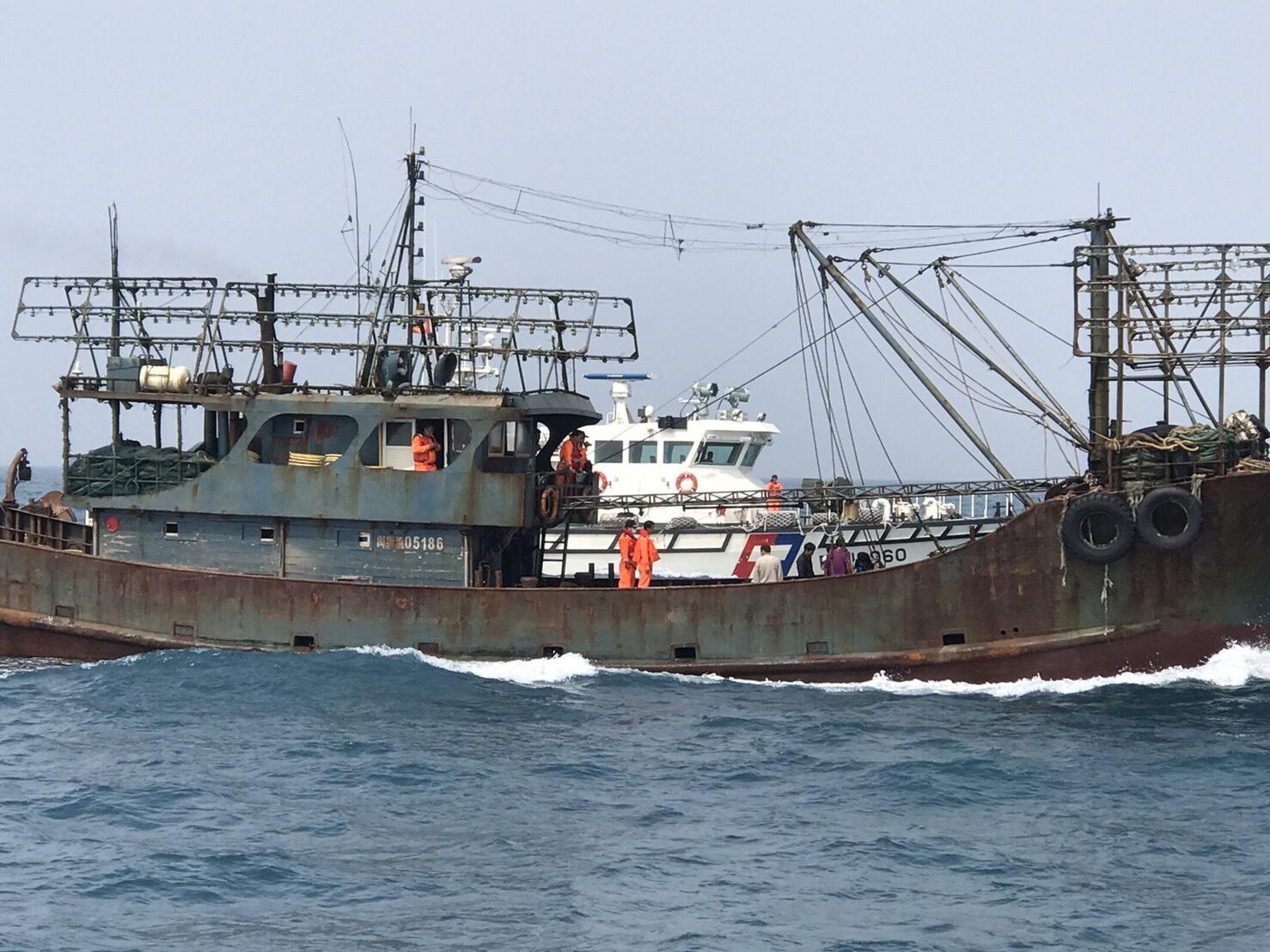 海巡執行護永專案時，在大安溪外查緝大陸「閩獅漁05186號」漁船越界捕撈。
