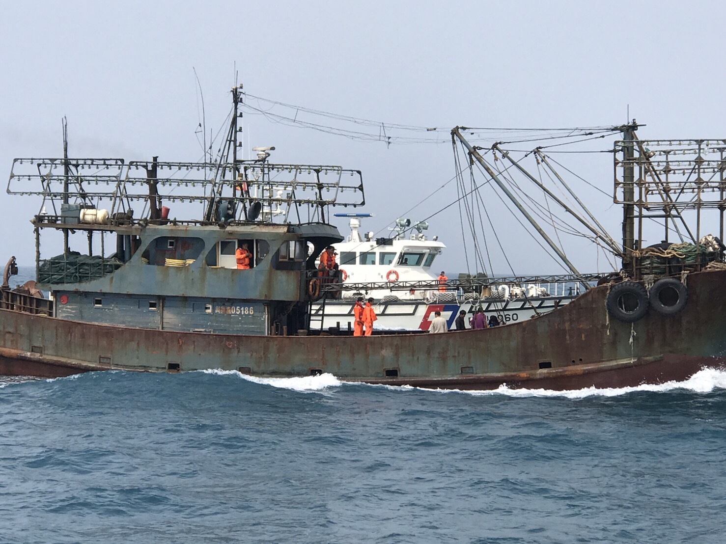 海巡執行護永專案時,在大安溪外查緝大陸「閩獅漁05186號」漁船越界捕撈。