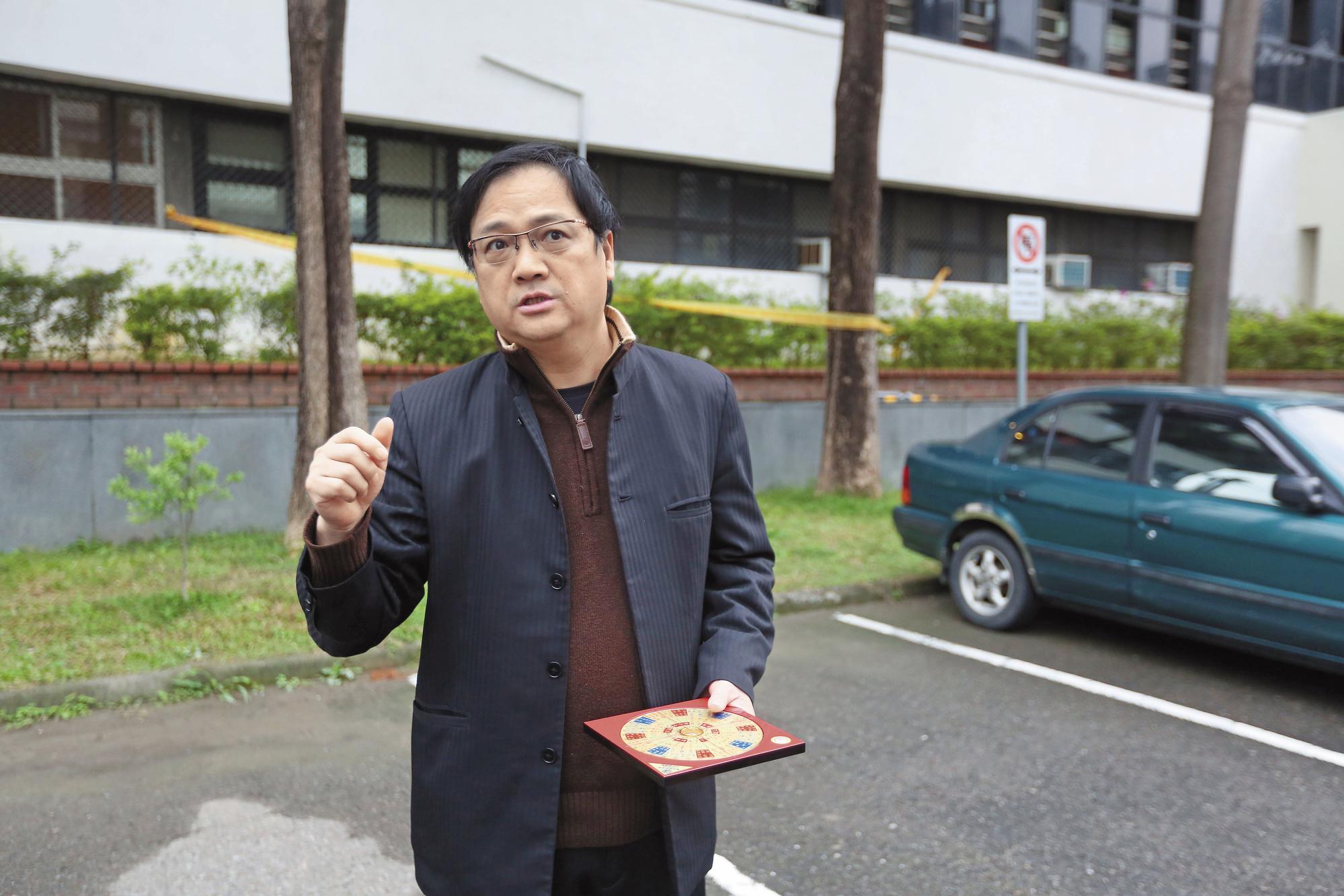 江柏樂看風水,圖說:風水命理師江柏樂到士檢看風水,點出白虎、壁刀及缺角等問題。
