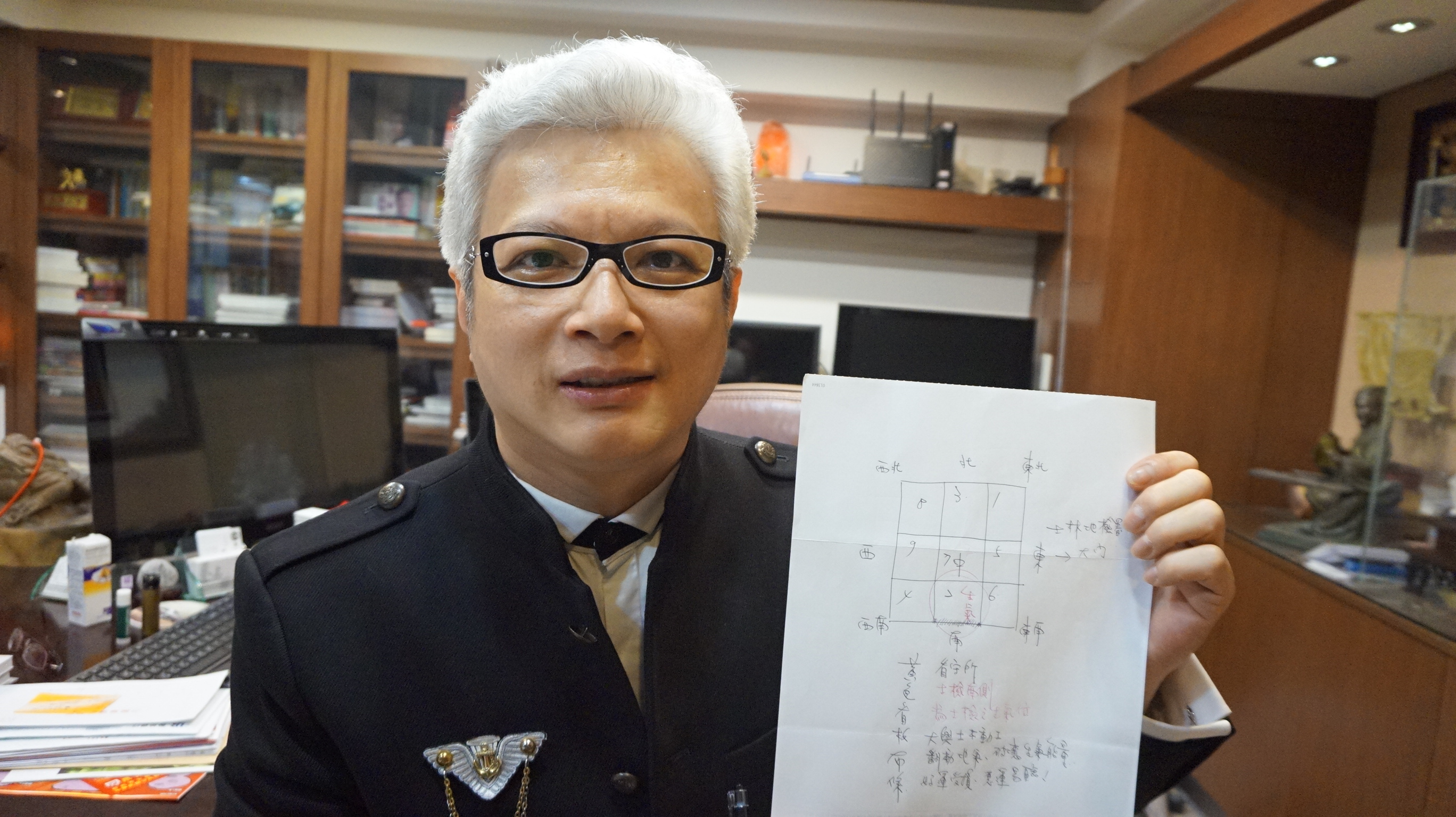 命理風水師蔡上機認為，士檢在舊大樓南邊大興土木蓋新廈，已破壞「生氣位」正能量。