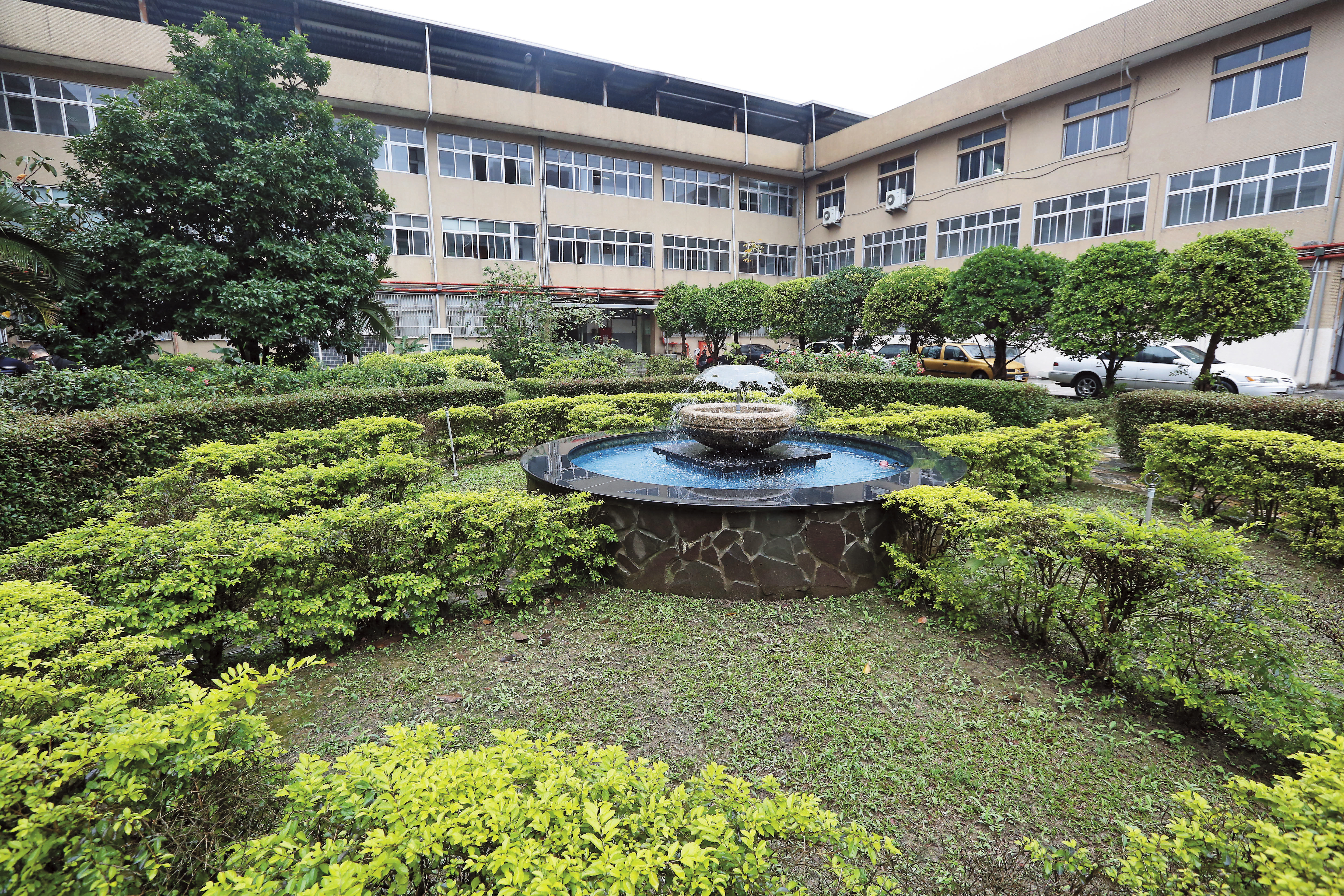 新北檢噴水池，圖說：新北地檢多年前也傳出風水不佳，最後在中庭開啟噴水池，成功為新北檢帶來好風水。