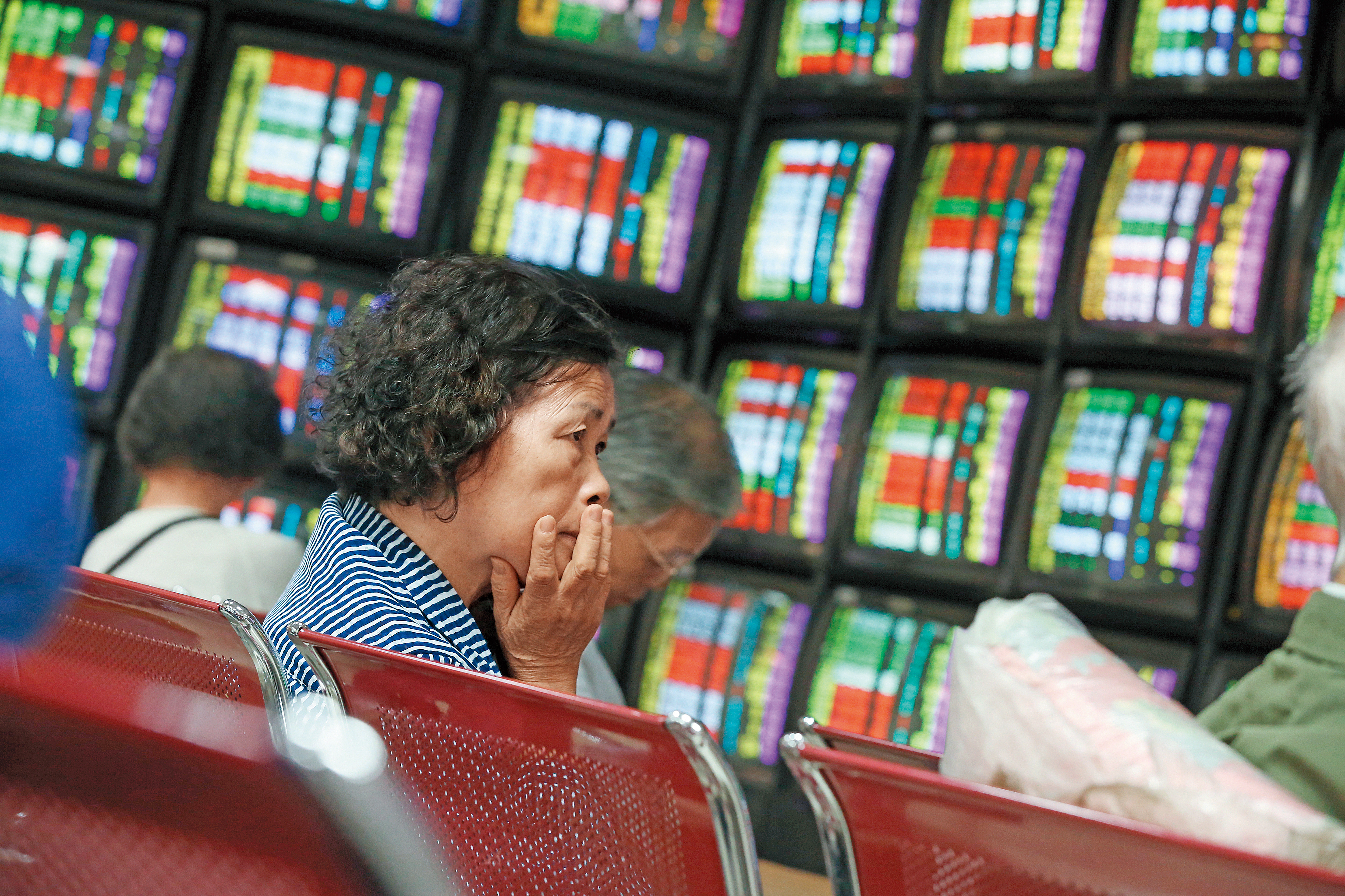 月KD高檔死亡交叉，通常指數都會有千點回檔，投資人應密切留意台股3月底收月線的表現。