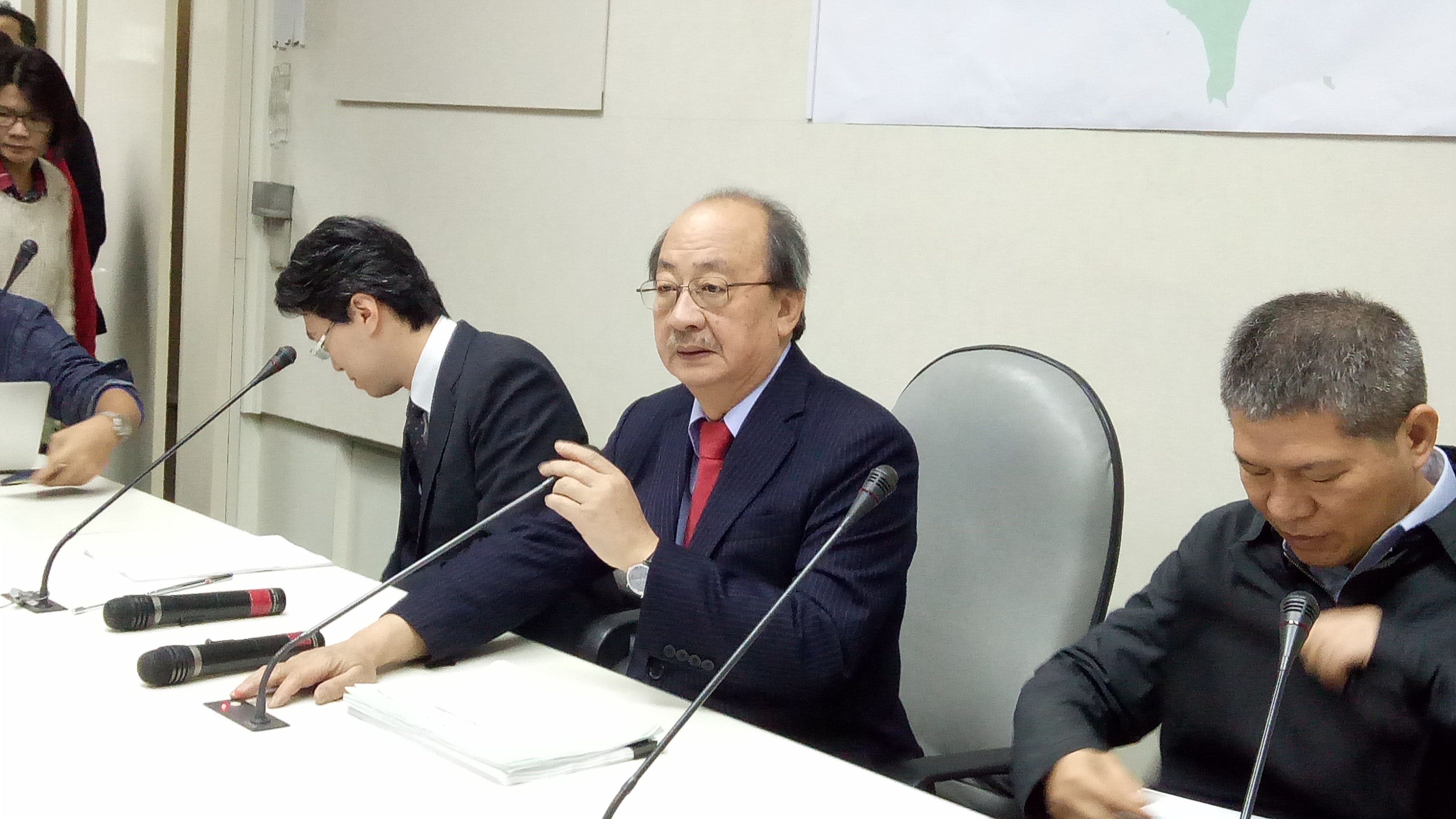 民進黨團總召柯建銘開記者會回應前總統馬英九被起訴。