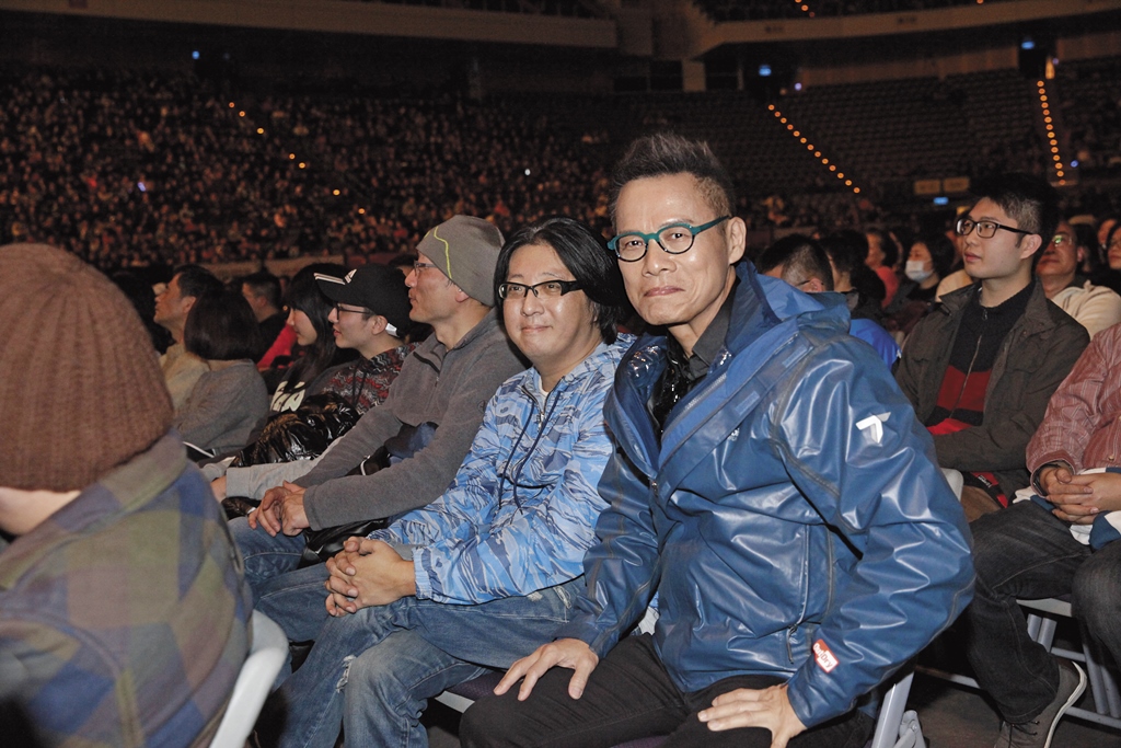 因為家務事鬧得滿城風雨,導致「假如我是羅大佑」演唱會票房不佳,讓袁惟仁(右二)對羅大佑(右一)及廠商非常抱歉。