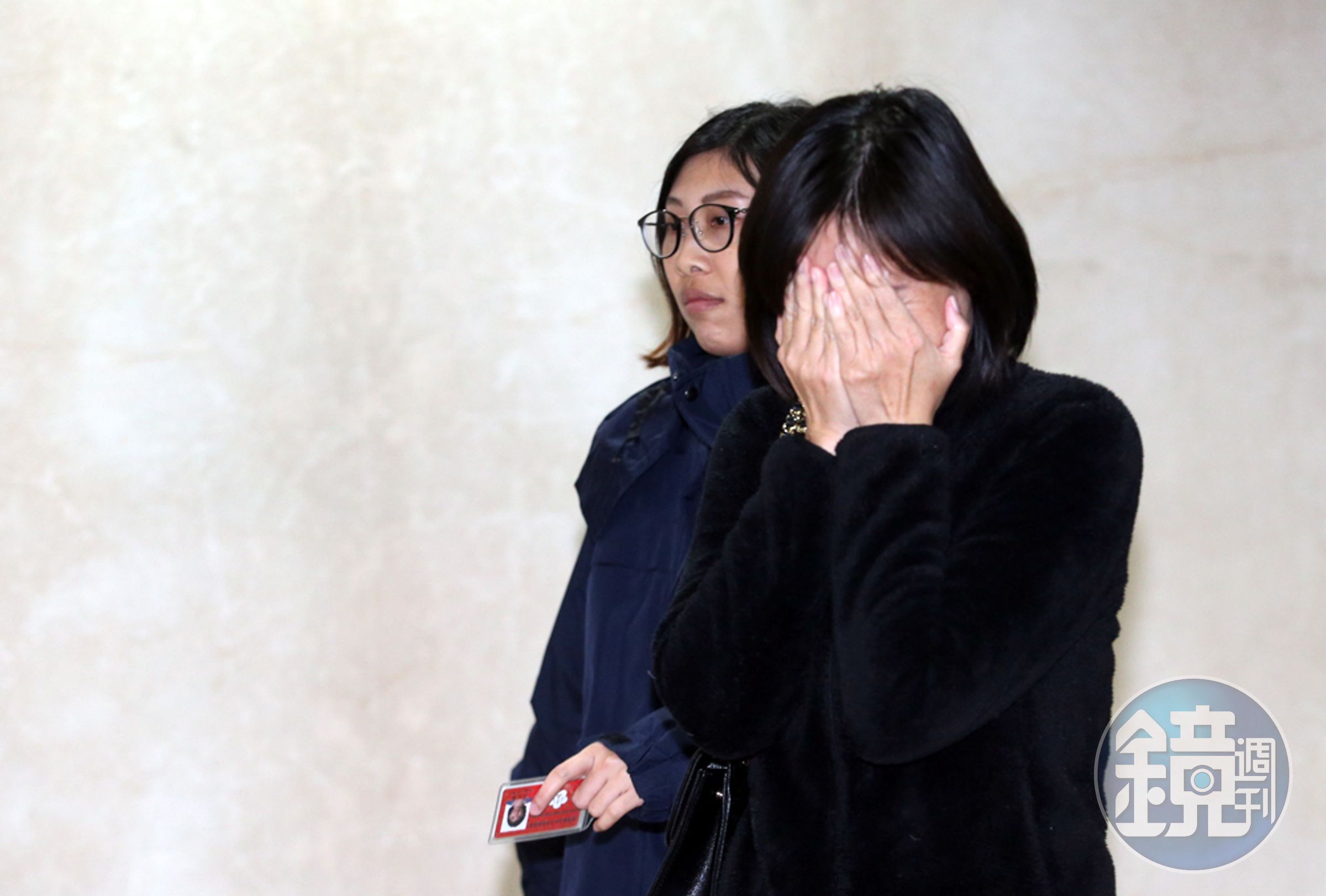 前商總理事長張平沼的二兒子張元賓的太太蘇姵萱（遮臉者）承認買股並交保。