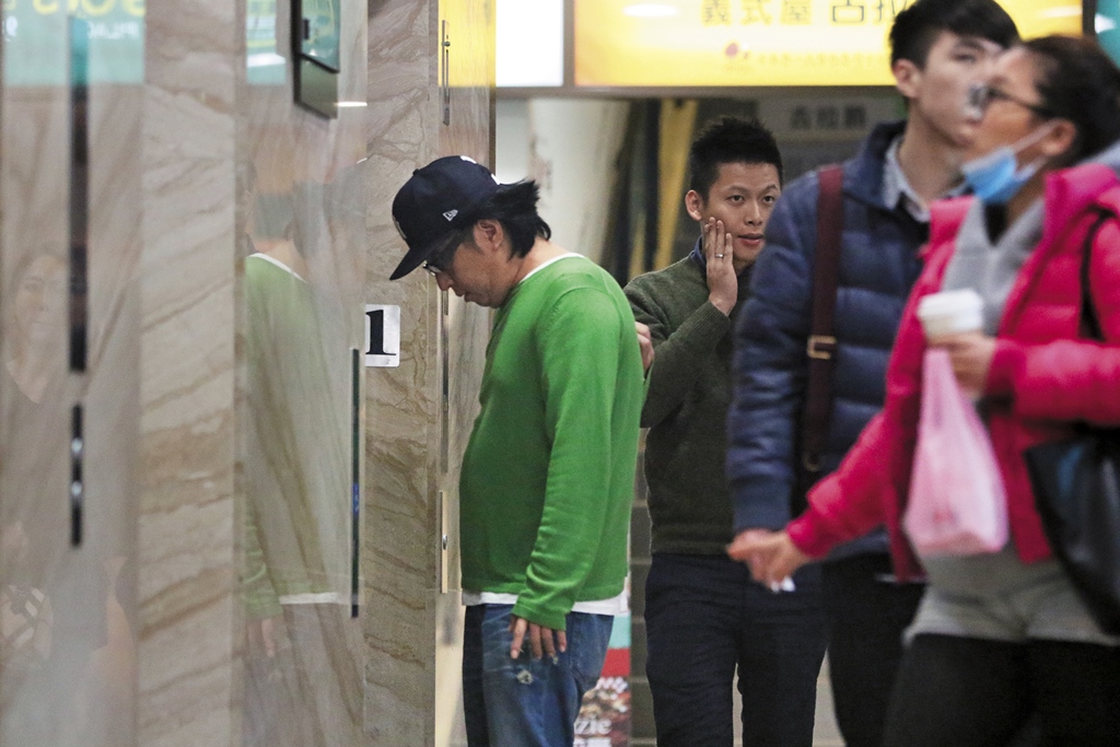 袁惟仁透露單身後常一個人戴著帽子、挑冷門戲院跟時段看電影，本刊就曾直擊他落寞地在電影院現身，低調到不行。