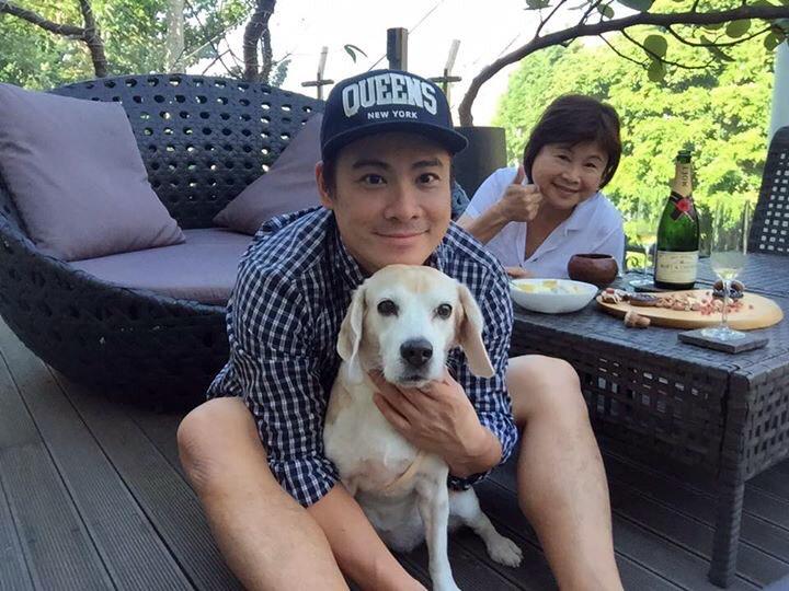 許耀仁抱著愛犬和媽媽羅麗珠一起在院子裡喝香檳酒。
