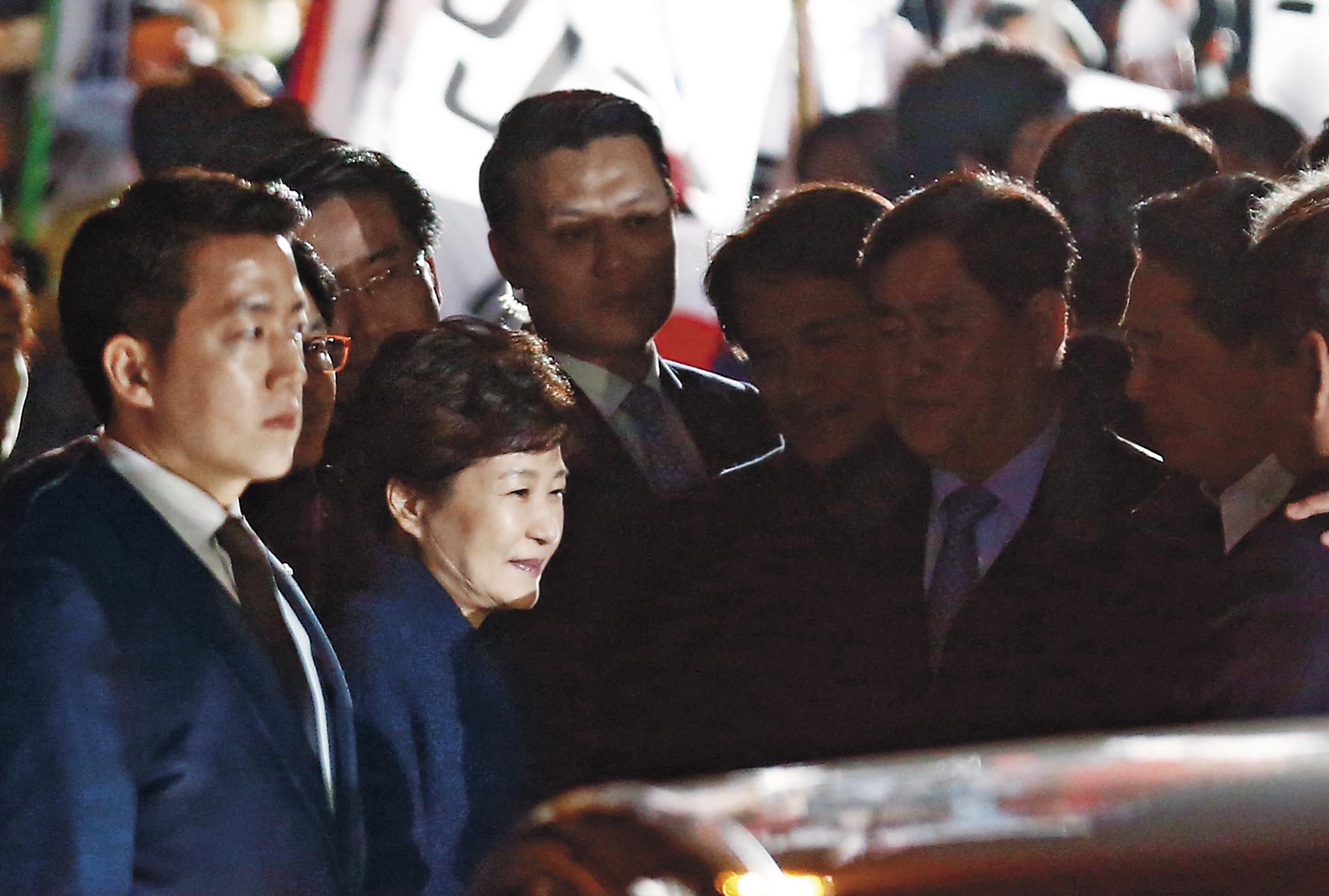 遭彈劾的南韓總統朴槿惠,3月12日搭車離開青瓦台總統府,返回首爾私人住宅。(達志影像)