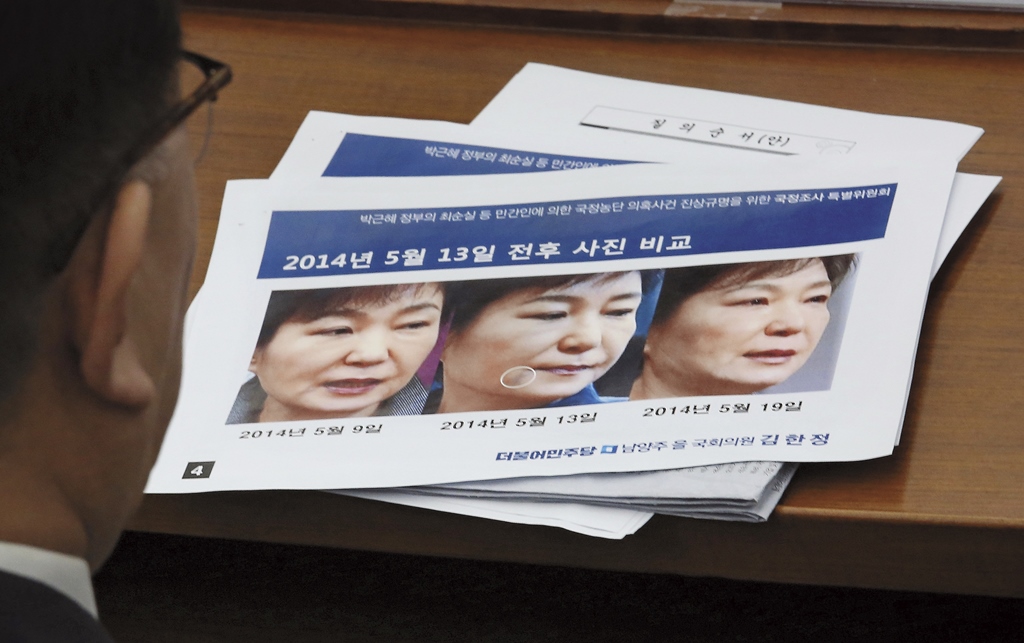 南韓國會議員比對朴槿惠在世越號船難發生前後2天的照片，質疑她在船難發生時接受了眼部除皺手術。（達志影像）