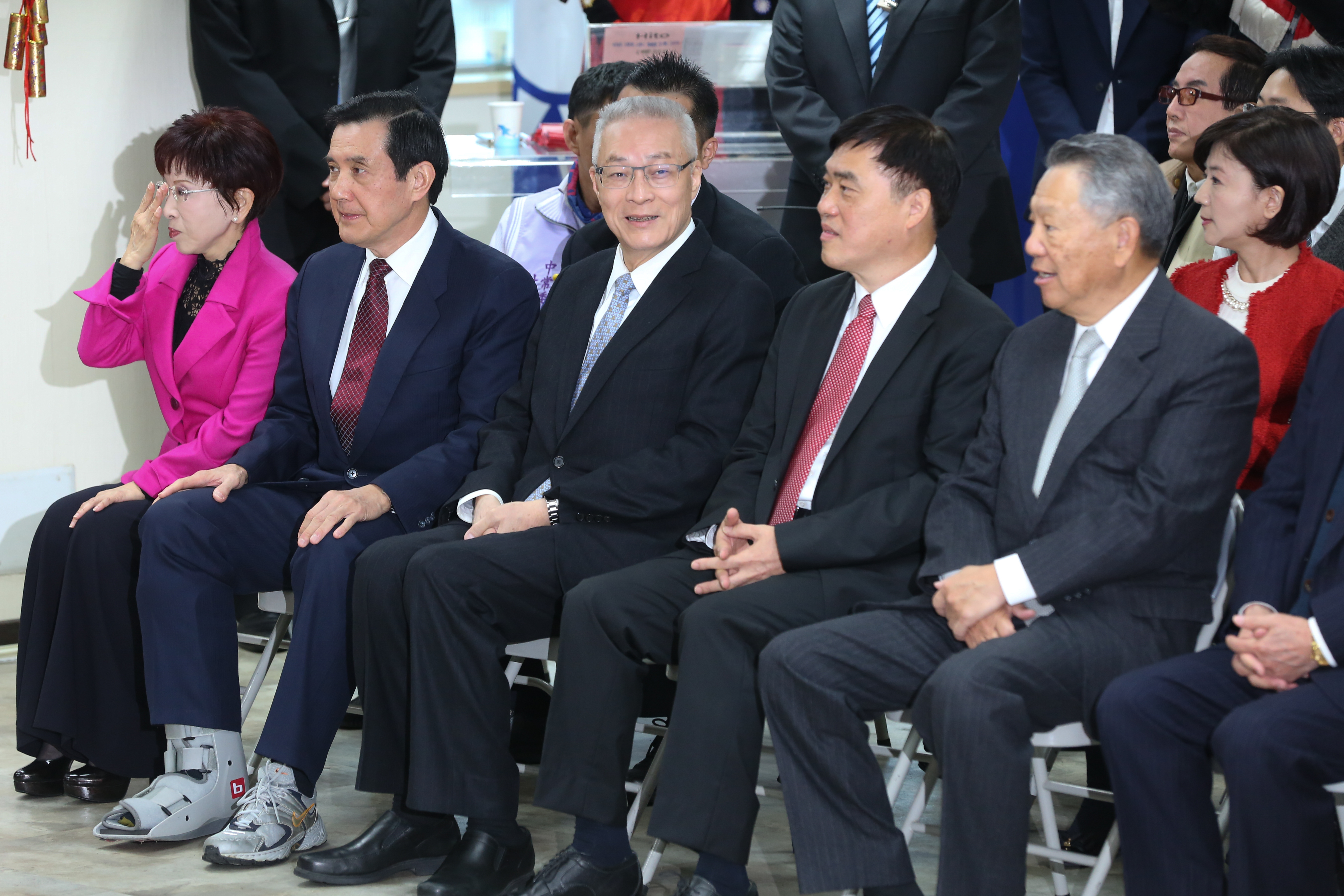 前副總統吳敦義（左三）和國民黨副主席郝龍斌（左四）皆力挺遭起訴的前總統馬英九。