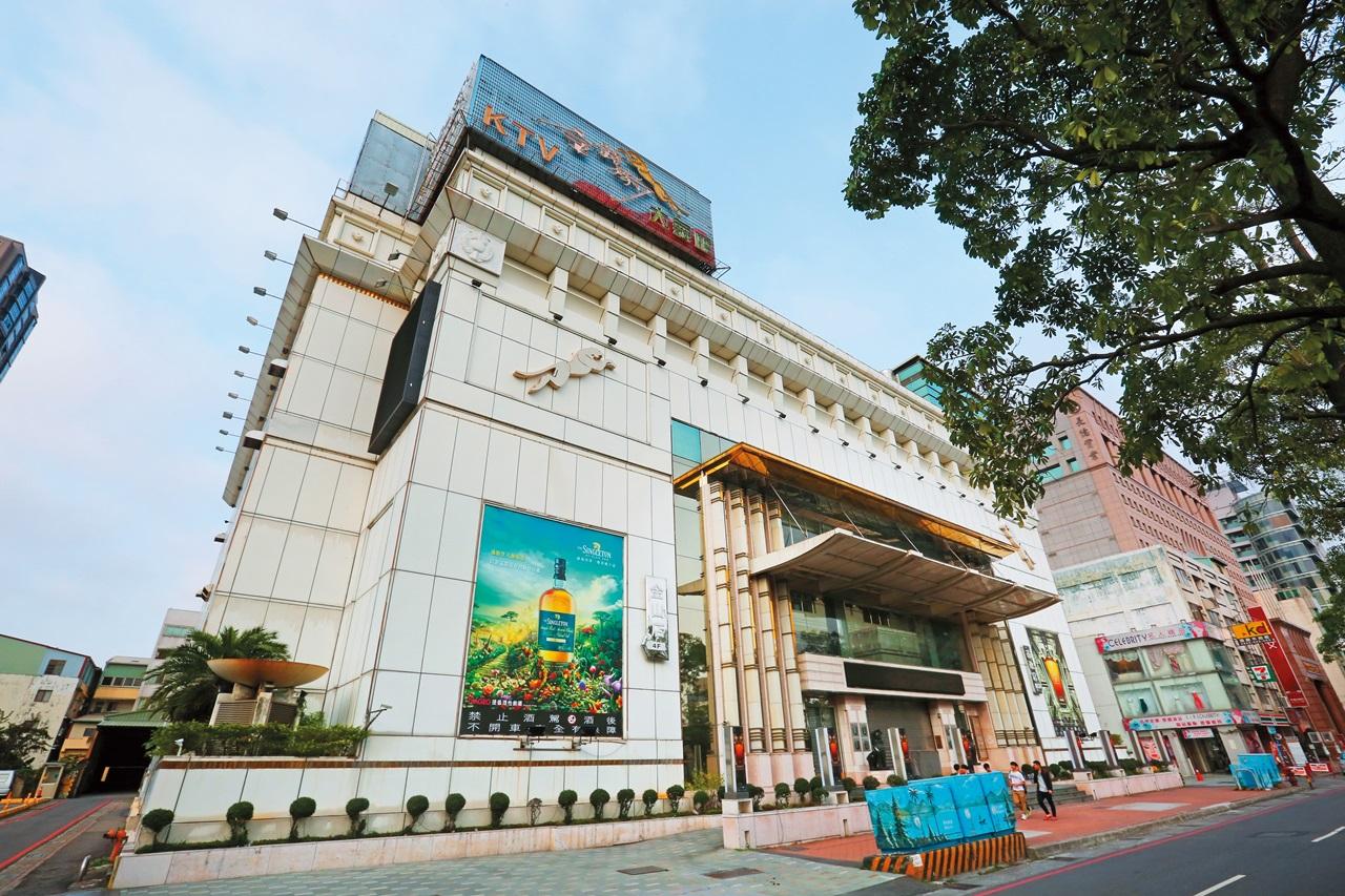 人頭黨員爭議擴大，台中金錢豹酒店都傳出酒店小姐集體入黨，郝意有所指說，愛黨就不要害黨。