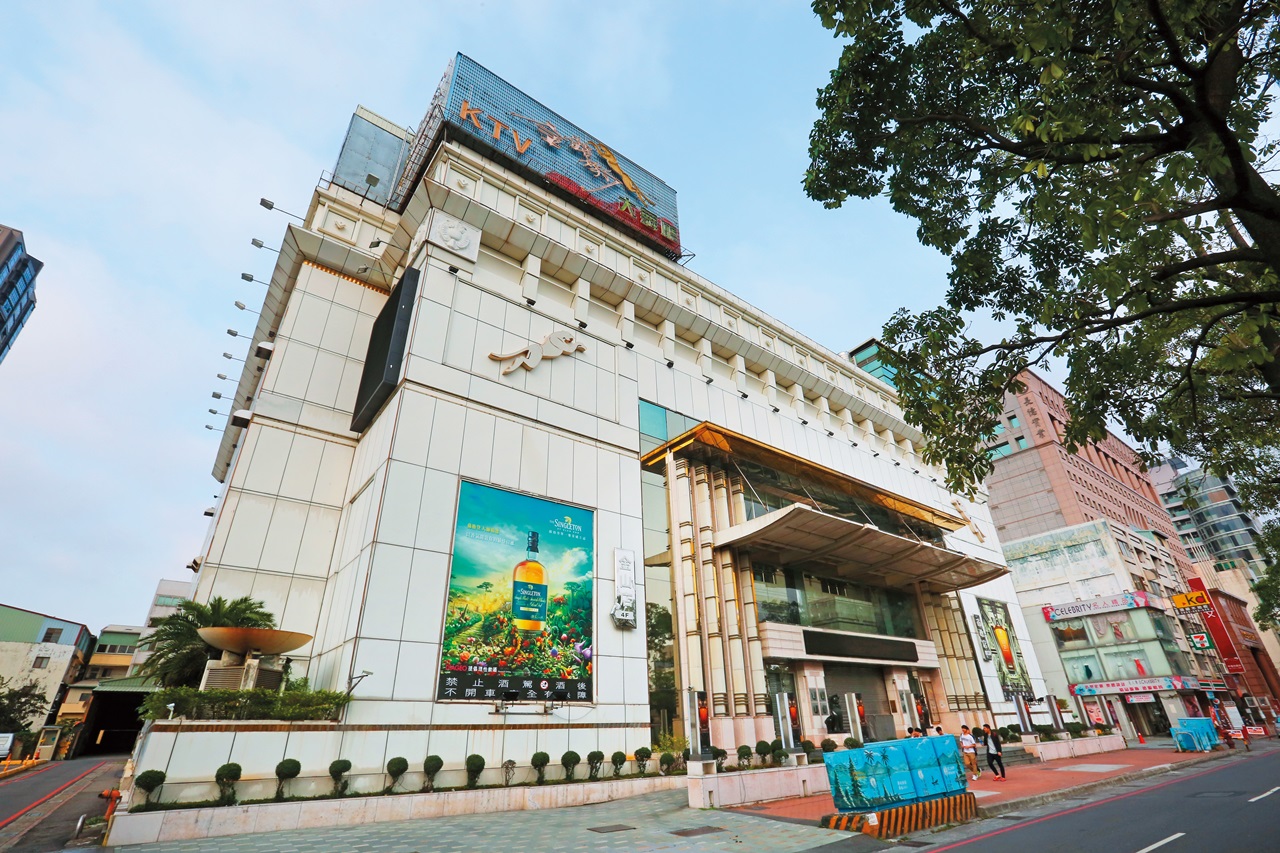 人頭黨員爭議擴大,台中金錢豹酒店都傳出酒店小姐集體入黨,郝意有所指說,愛黨就不要害黨。