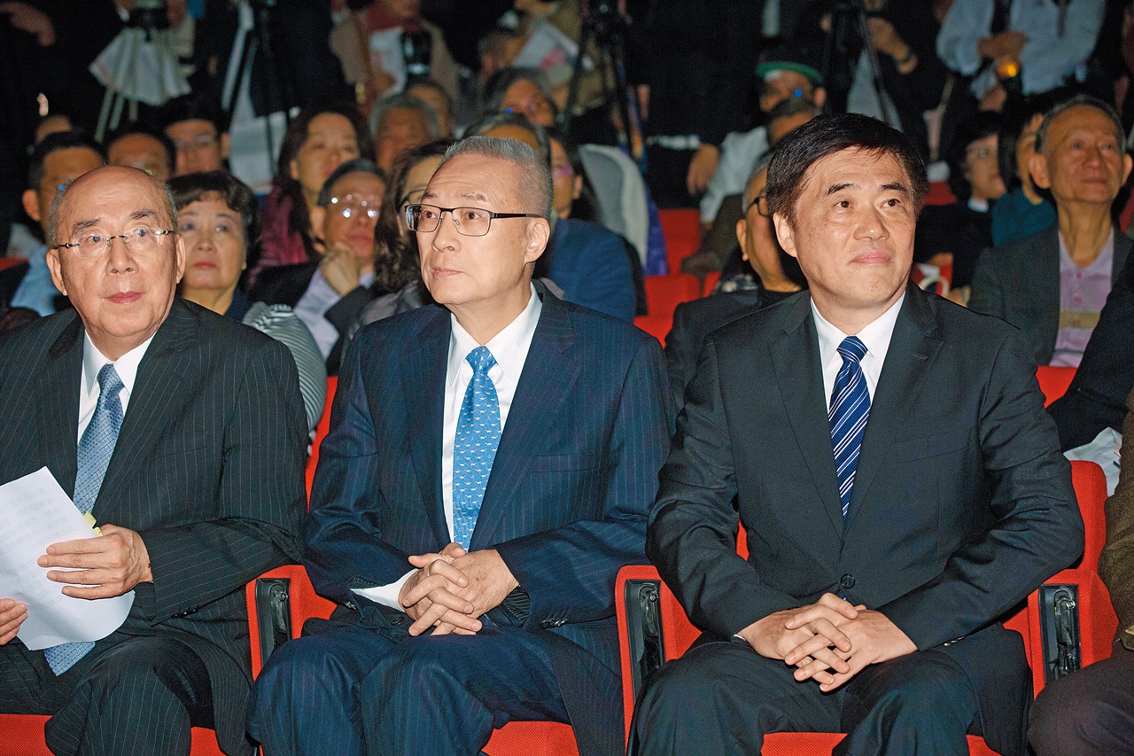 吳敦義（左）與郝龍斌（右）各自參選，預告黨內反洪勢力分裂，2人出席前圓山董座李建榮新書發表會，互動甚少。