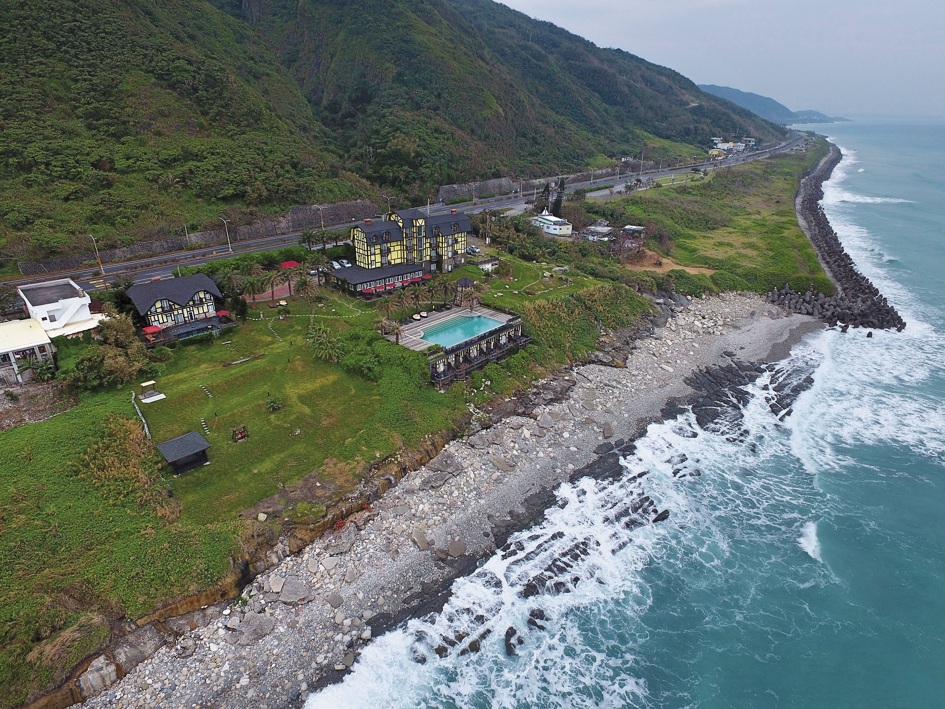 知名民宿斯圖亞特莊園，遭花蓮縣觀光處查出違法營業。