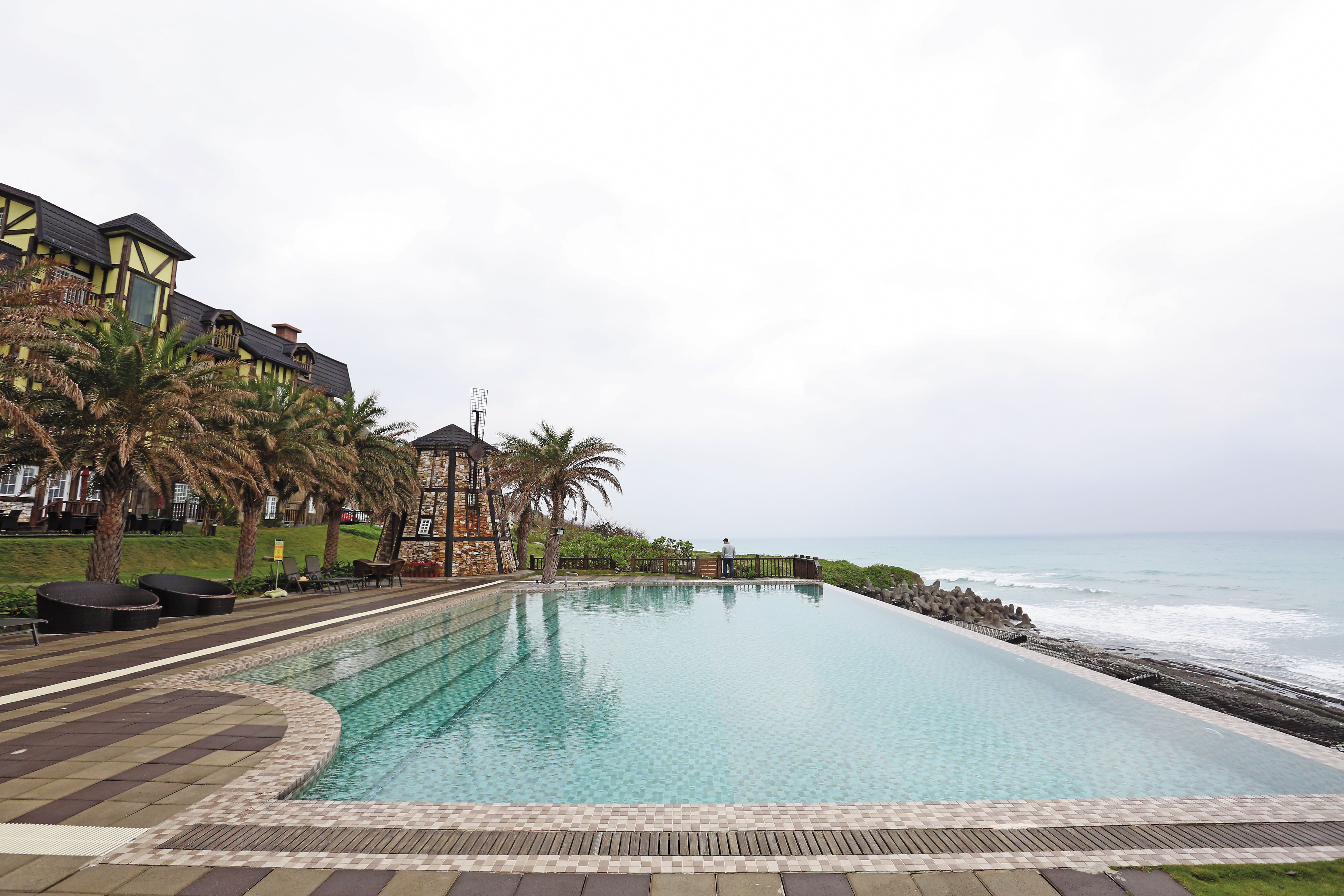 斯圖亞特莊園引以為傲的無邊際泳池，蓋在泳池下方的客房卻是大違建。