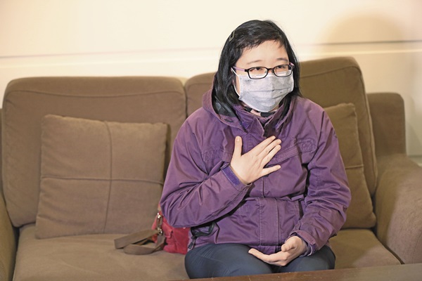 陳妻對本刊回憶當時兒子遭遇意外的事發經過，現在想起仍難過不已。