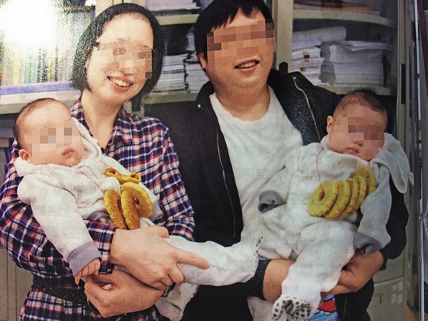 陳姓夫妻原本美滿的一家4口，男嬰（左1）卻遭聖嬰公司販售的嬰兒安全床護欄夾住窒息而死。（家屬提供）