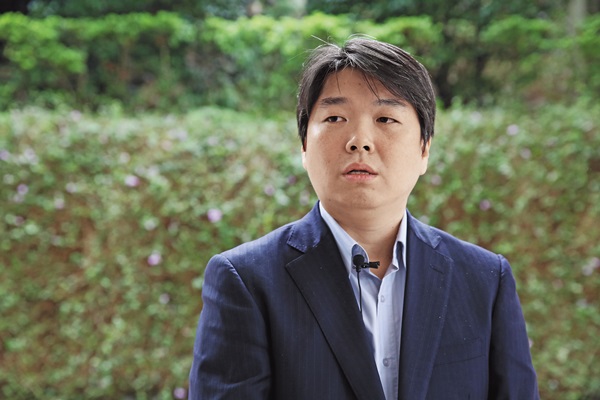 陳家委託律師張祐齊痛批,公部門不約束危險的兒童用床邊護欄,反而任其繼續在市面上銷售。