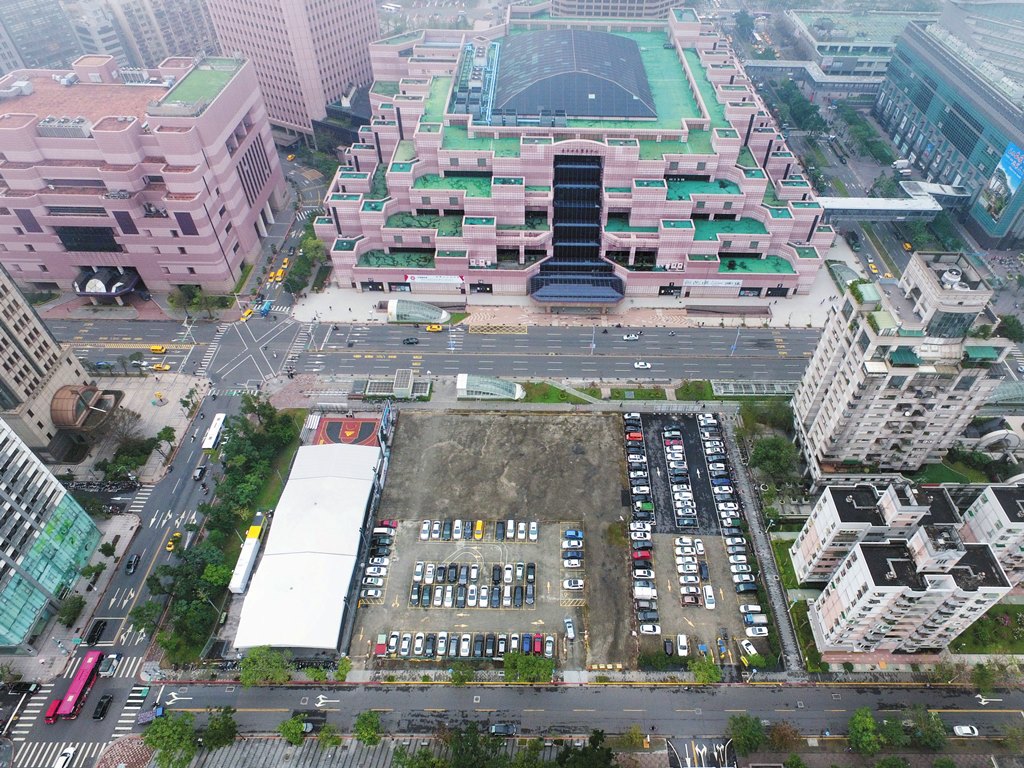 位在101大樓旁的D3土地市值高達150億元，幕後地主疑為鄧文聰。